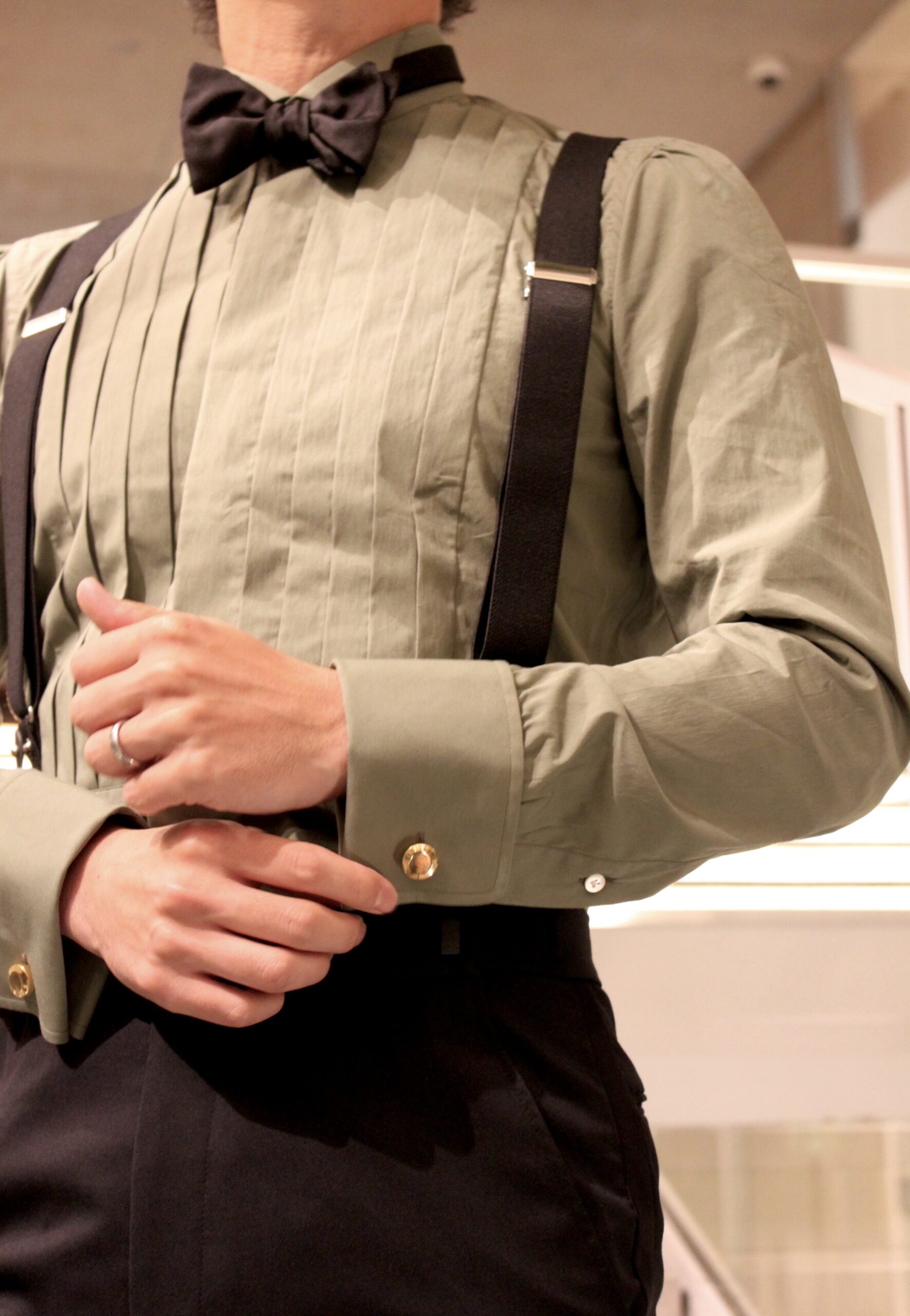 カジュアルなサスペンダースタイルにおすすめのカーキの100handsのシャツは男性らしいかっこいいお姿に