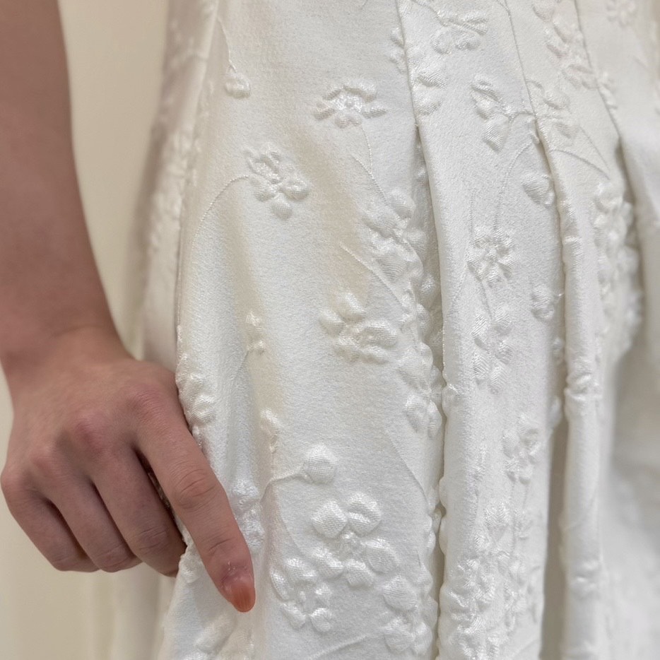 トリートドレッシング神戸店に入荷したレラローズのすっきりしたAラインと桜モチーフのジャガード生地が美しい新作ウェディングドレスとコーディネートのご紹介