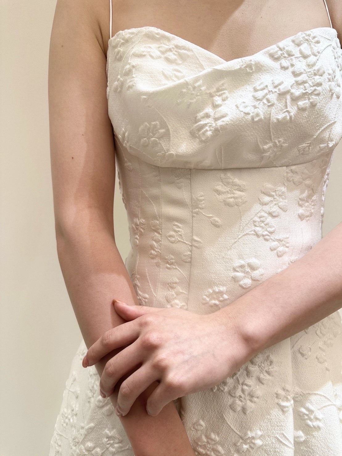 トリートドレッシング神戸店に入荷したレラローズのすっきりしたAラインと桜モチーフのジャガード生地が美しい新作ウェディングドレスとコーディネートのご紹介