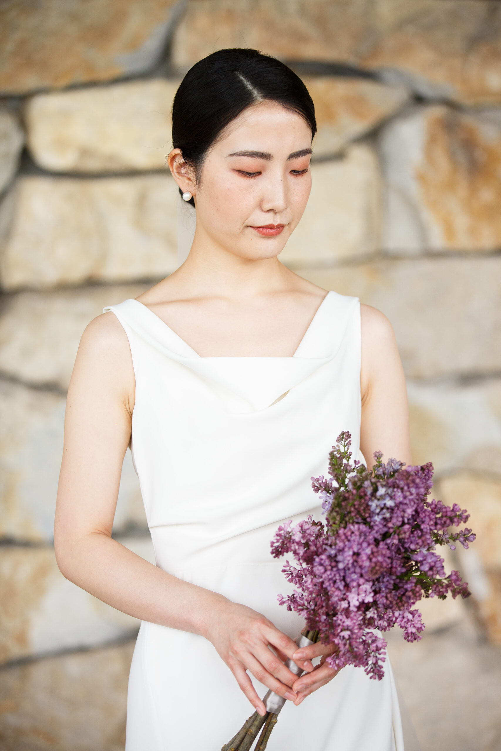 ザトリートドレッシングの取り扱いブランドアムサーラ。シンプルで洗練されたアムサーラのウェディングドレスに合わせるブーケは花嫁姿を完成させる大切なアイテムです。