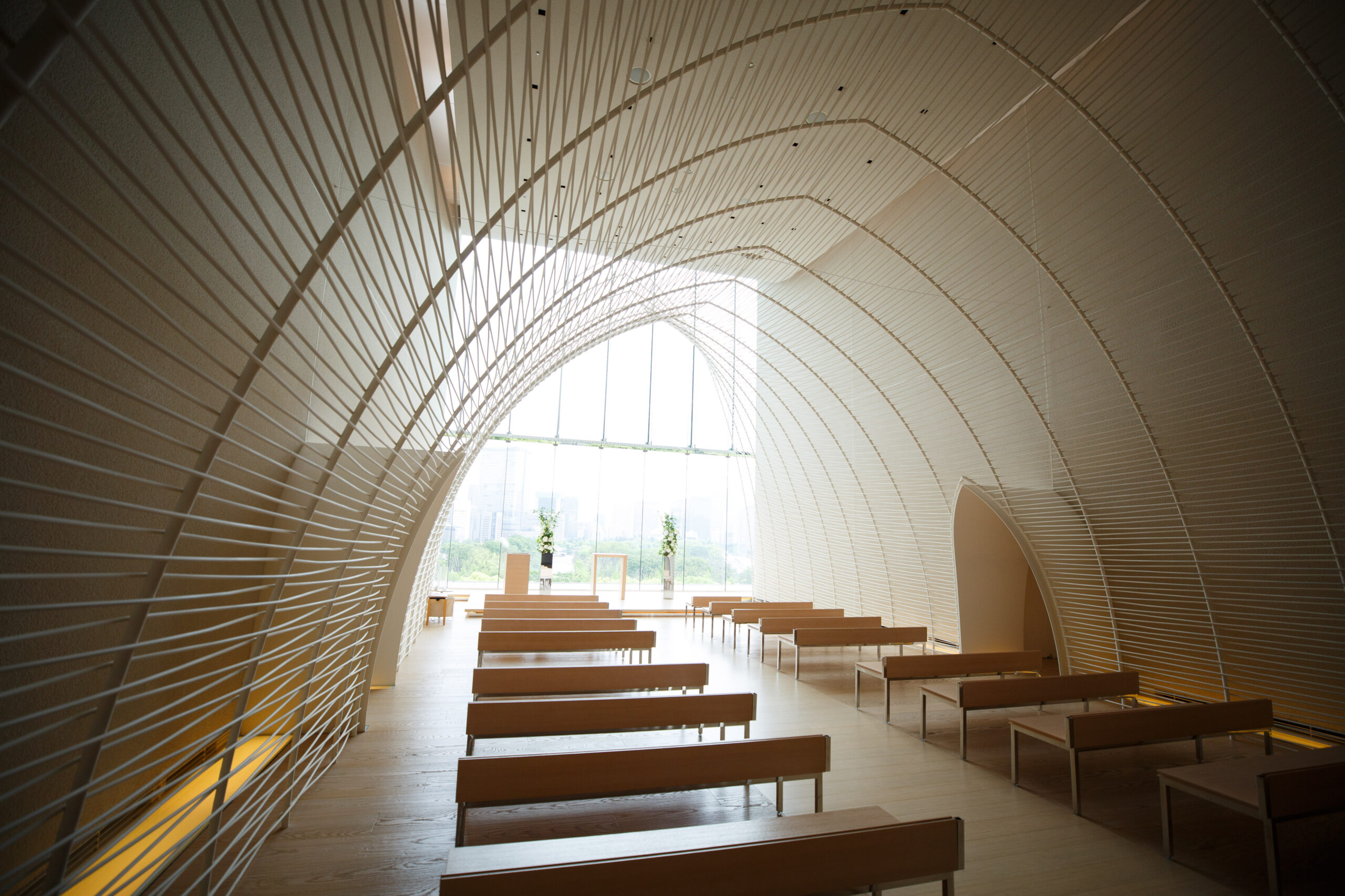 トリートドレッシングの提携会場パレスホテル東京のチャペルは自然光のたっぷり差し込む大きな窓から東京の街並みと皇居の緑を臨む最高の立地にあります。