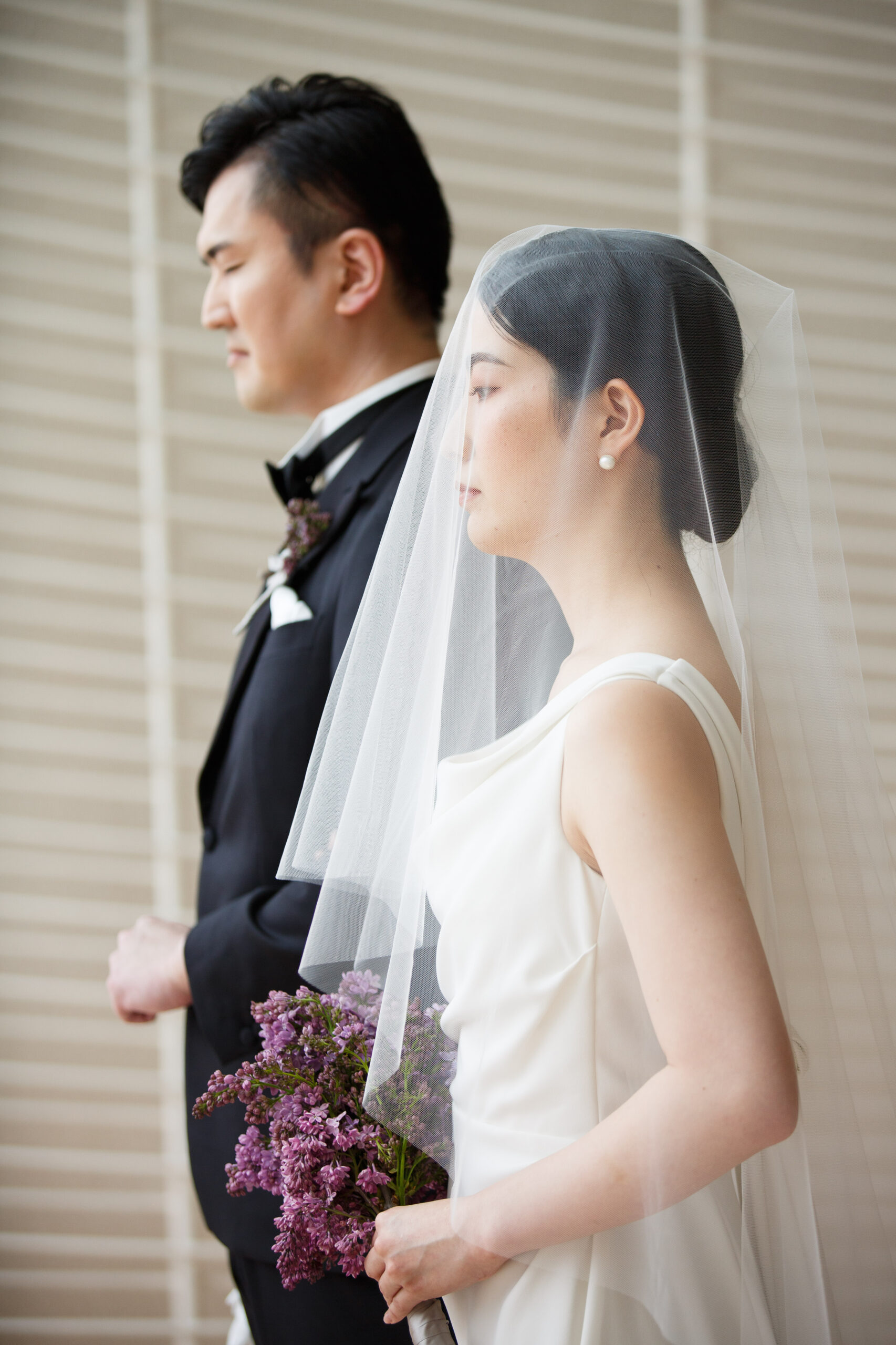 パレスホテル東京のチャペルにて、柔らかな光が包み込むアーチの中、ゆっくりとバージンロードへと歩を進めるご新郎ご新婦様の姿に誰もが目を奪われます。