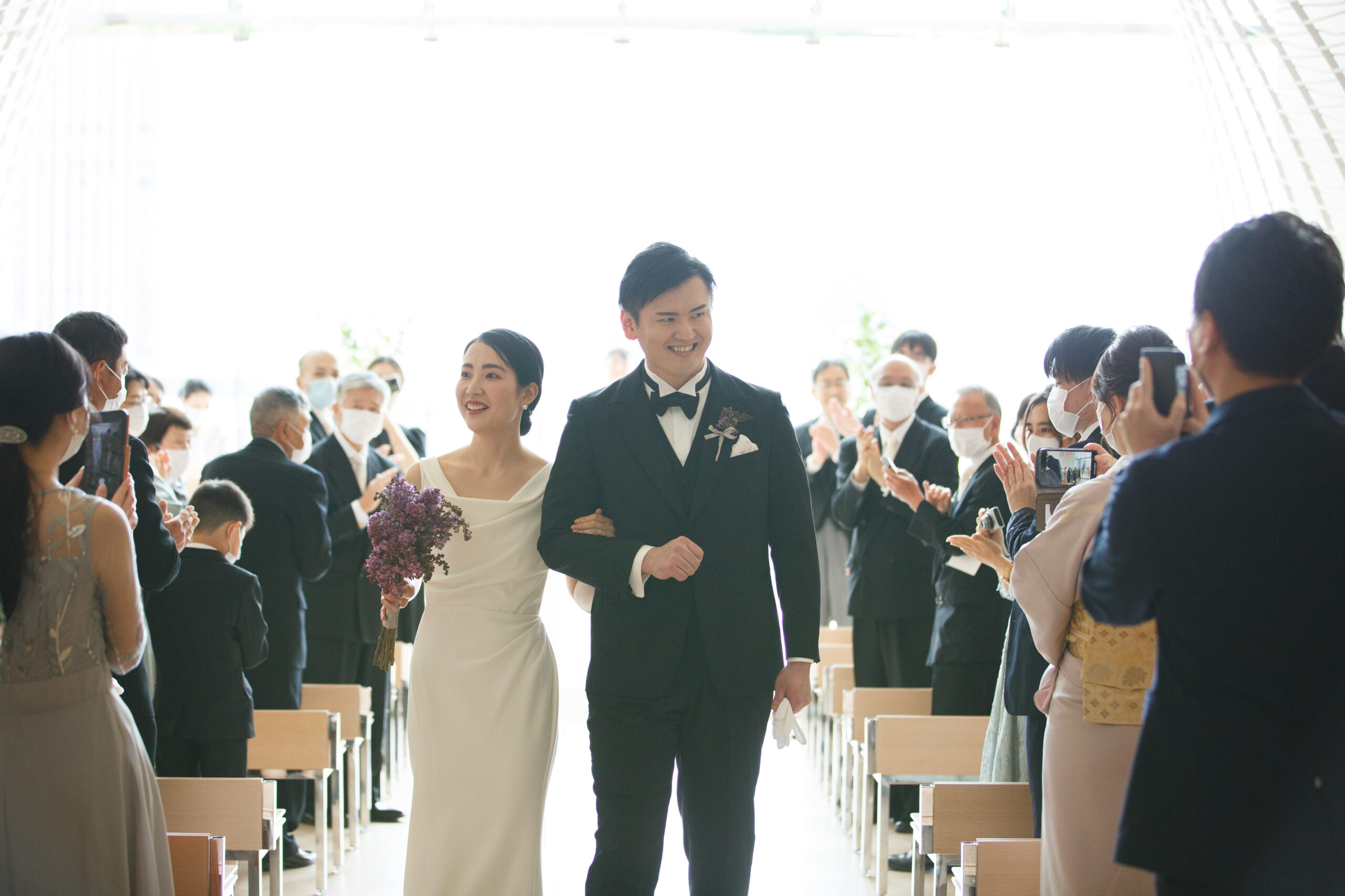 パレスホテル東京チャペルの1枚1枚、和紙を丁寧に編み込んだかのような、あたたかなアーチの中、たくさんの愛しい人たちの祝福に囲まれて、お二人のセレモニーが行われます。