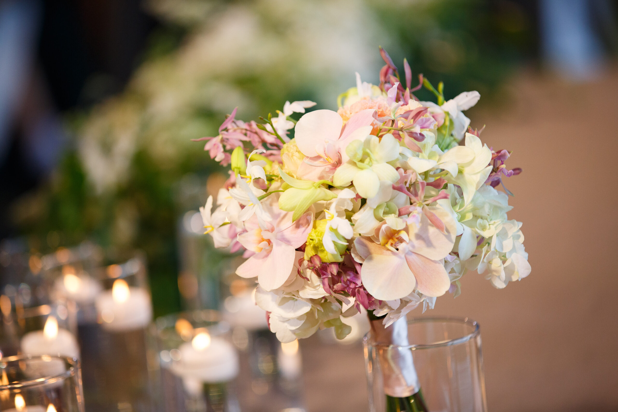 広瀬すずがドラマで着用したブランド、オスカー デ ラ レンタのウェディングドレスに合わせるブーケは、柔らかなピンクが印象的な胡蝶蘭のブーケを合わせてトータルコーディネートが完成します。