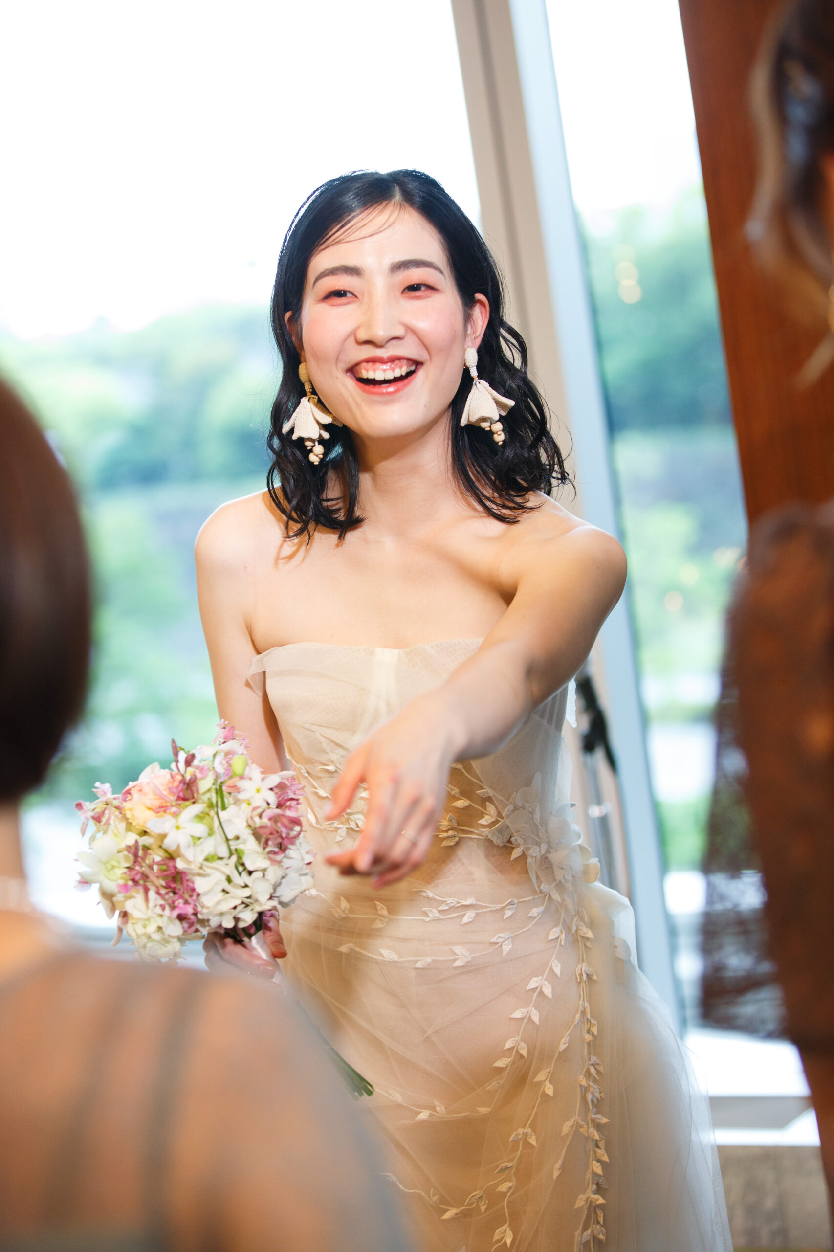 ご新婦様がお色直しに選んだウェディングドレスは、広瀬すずがドラマで着用したオスカーデラレンタの柔らかなブラッシュカラーのチュールが何層にもドレープを作り出すデザインで、花嫁の動きに合わせてしなやかな動きを演出します。