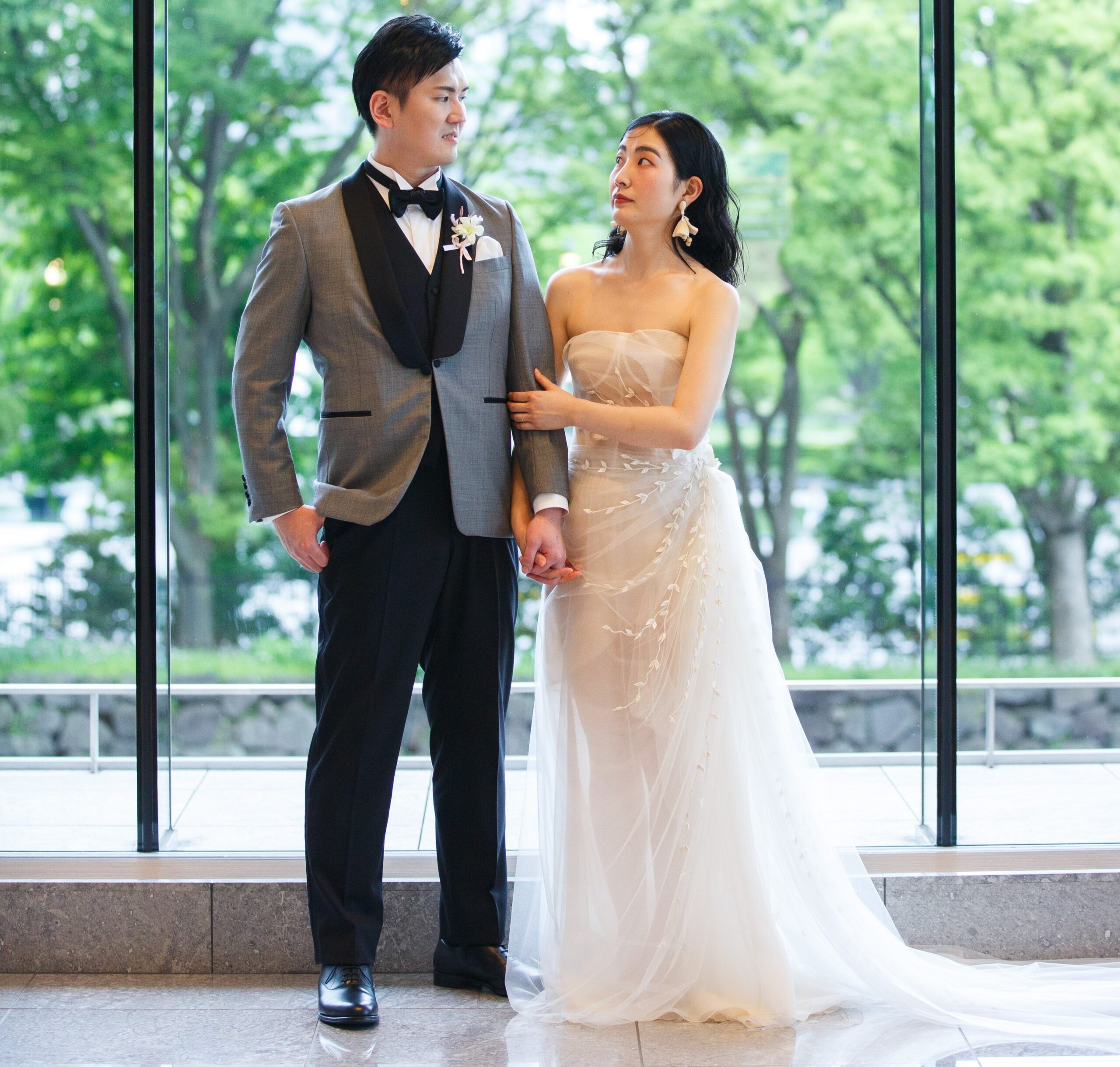 世界中の女性を魅了し続ける広瀬すずがドラマで着用したオスカーデラレンタのウェディングドレスにお色直ししたご新婦様の隣には、柔らかさを引き立てるグレーのタキシードにお色直ししたご新郎様。