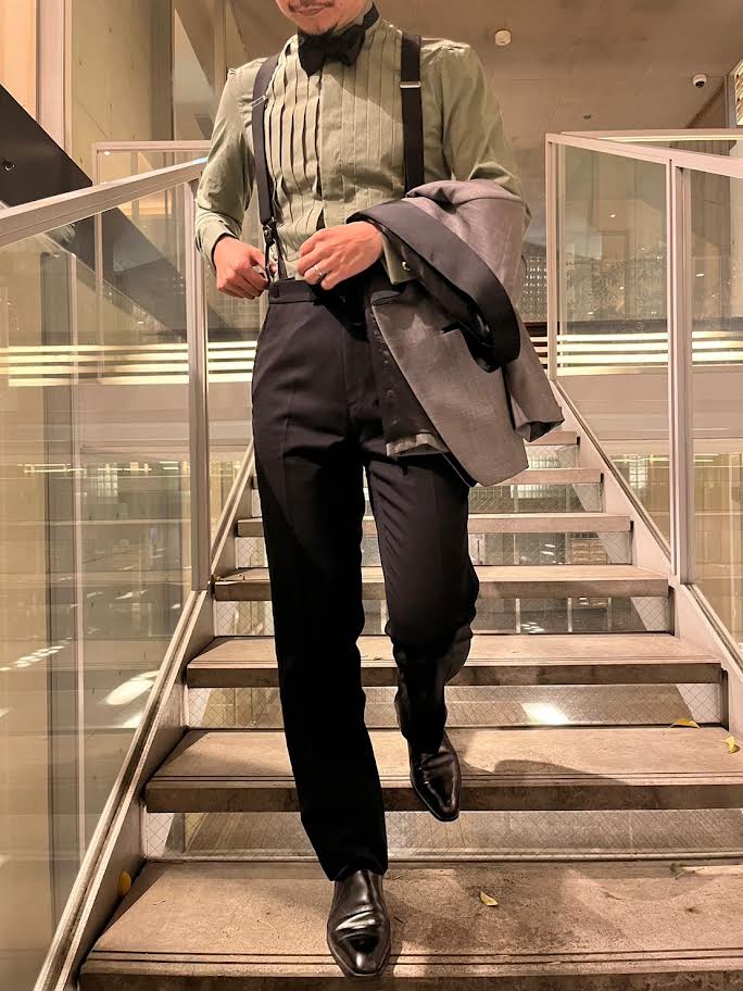 カジュアルなサスペンダースタイルにおすすめのカーキの100handsのシャツは男性らしいかっこいいお姿に