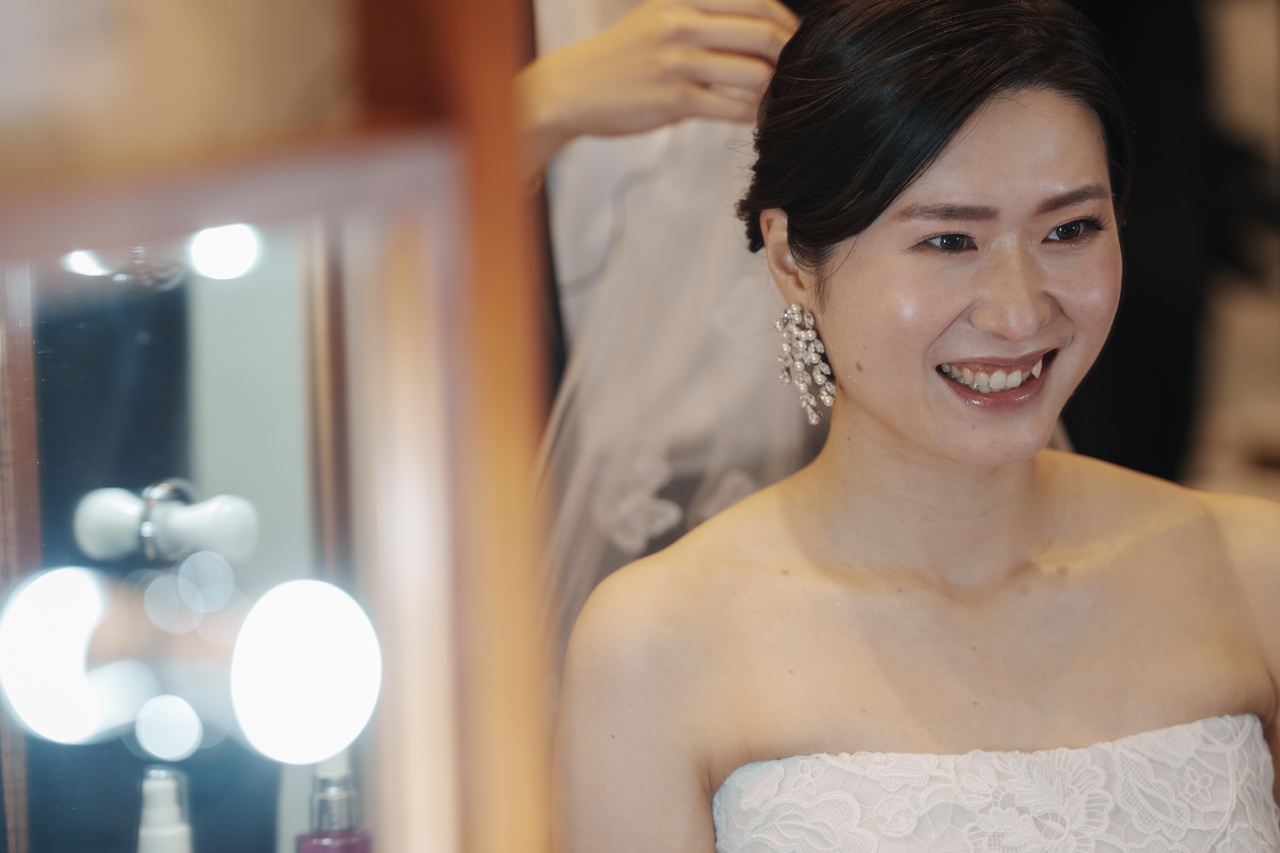 クラシカルで王道な総レースのリーム アクラのウェディングドレスには、シルバーの大ぶりのビジューとパールが華やかなイヤリングがマッチします