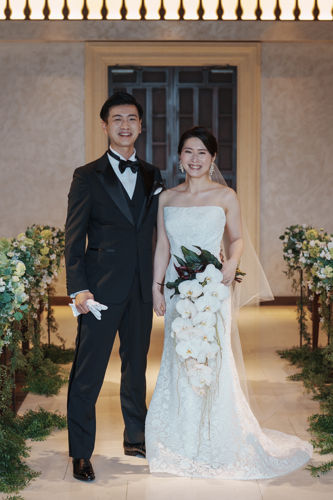 ザ トリート ドレッシング福岡店の提携式場であるザ ルイガンズでは、品のあるクラシカルな黒のタキシード、総レースのウェディングドレスがマッチします