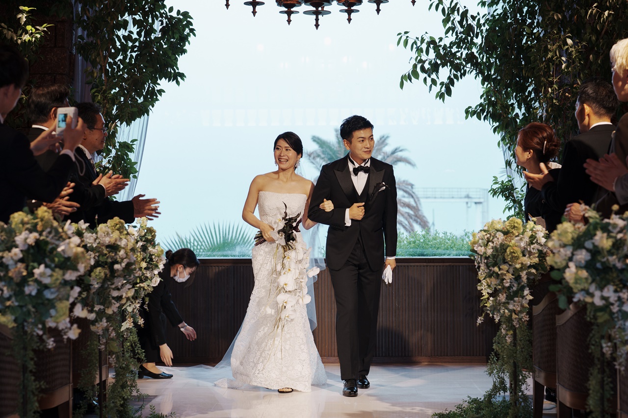 スタイリッシュでエレガントなリーム アクラのウェディングドレスの足元から覗くブラックのシューズで個性を光らせて