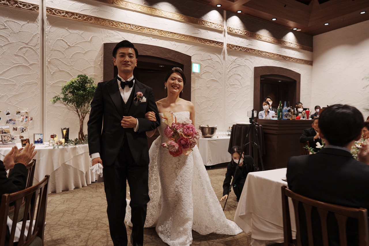 2wayが魅力のリーム アクラのウェディングドレスは、披露宴からオーバースカートつけ雰囲気を変えていただけます