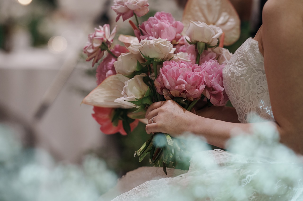 ピンクのグラデーションが可愛く女性らしいブーケへ、披露宴からチェンジ