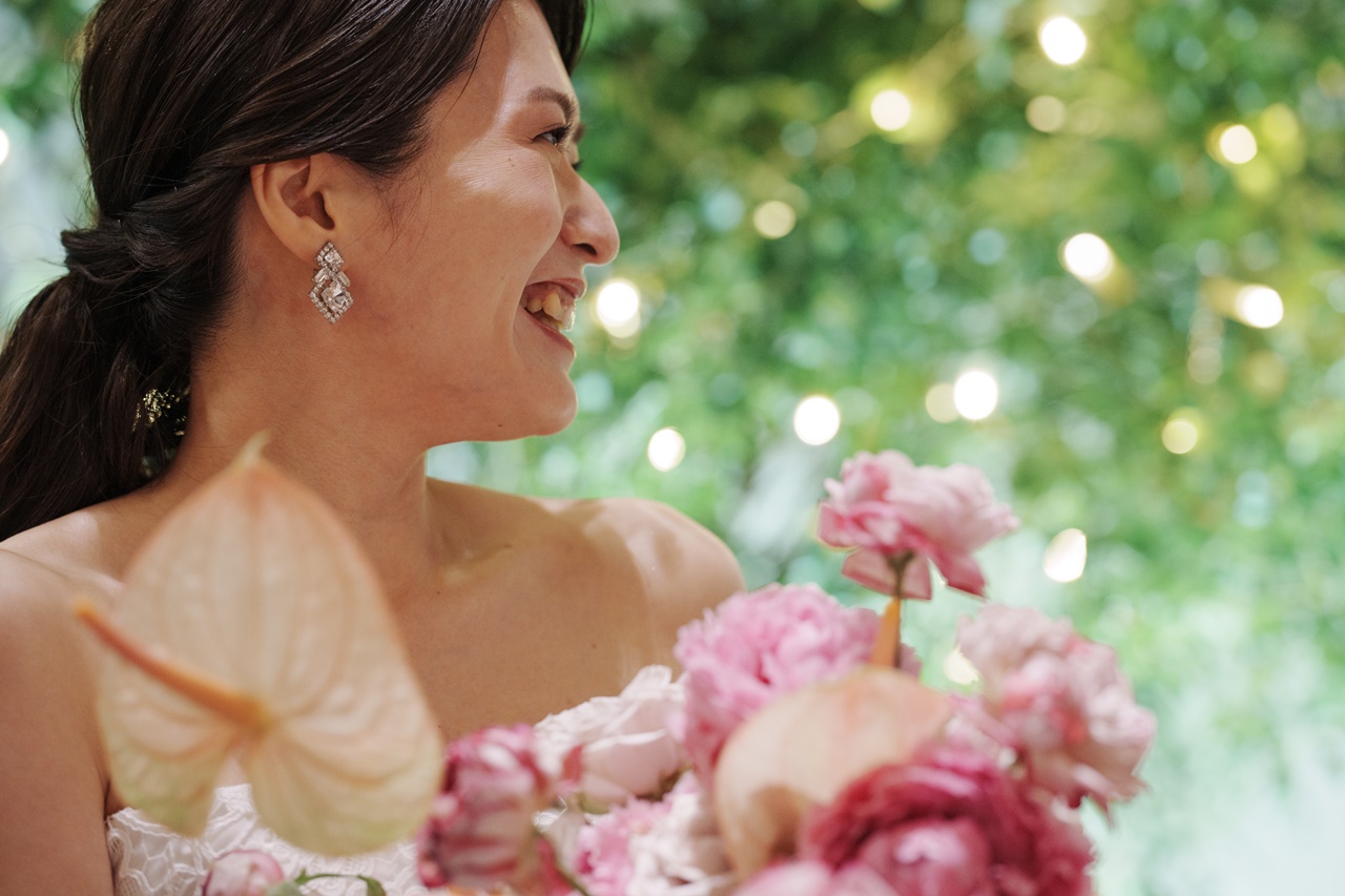 Audenのダイヤ型のシルバーイヤリングは、甘すぎず大人っぽいコーディネートにおすすめ