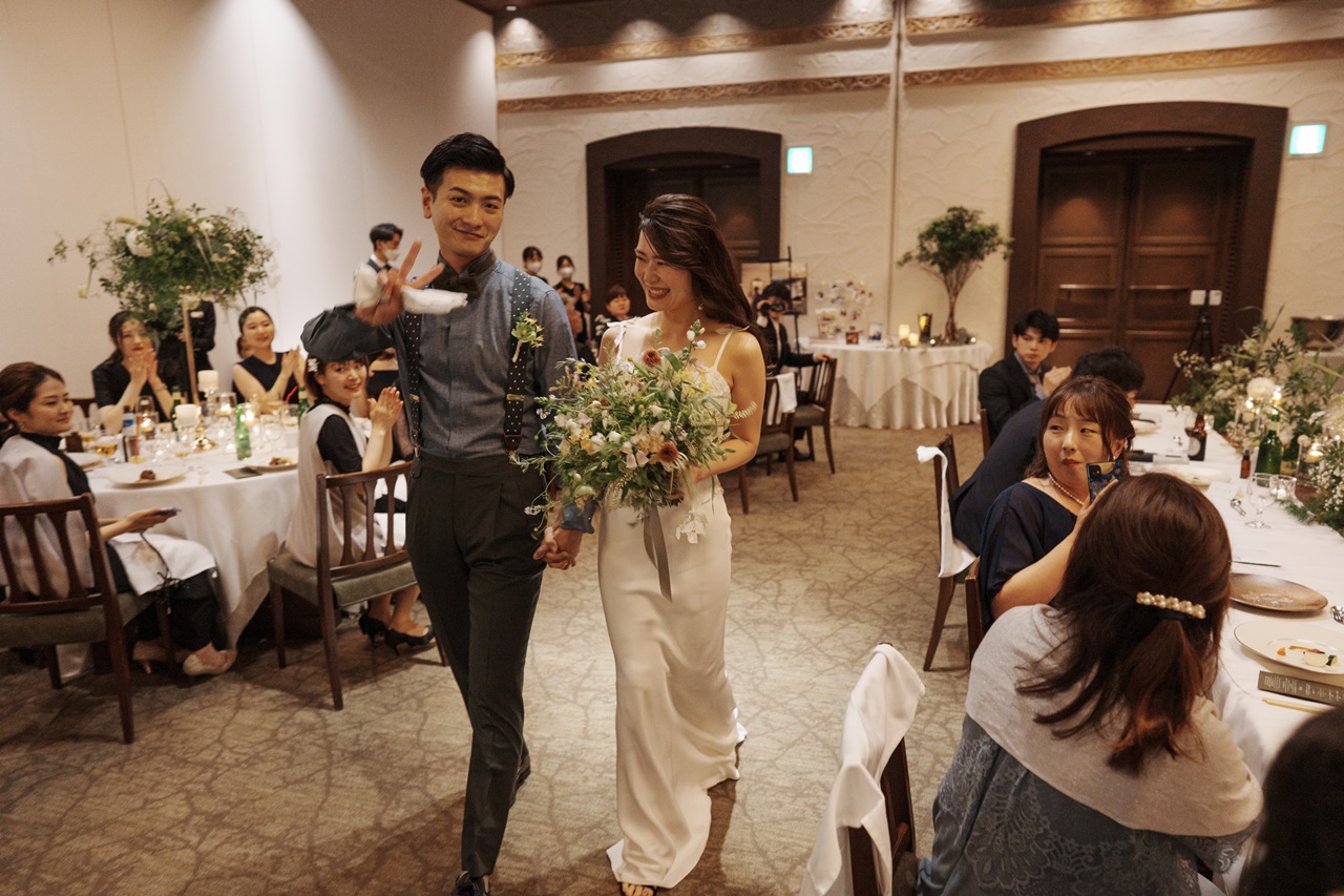 リラックス感溢れるスレンダーラインのエリザベス フィルモアのドレスは、THE LUIGANSでのカジュアルなパーティーにおすすめです