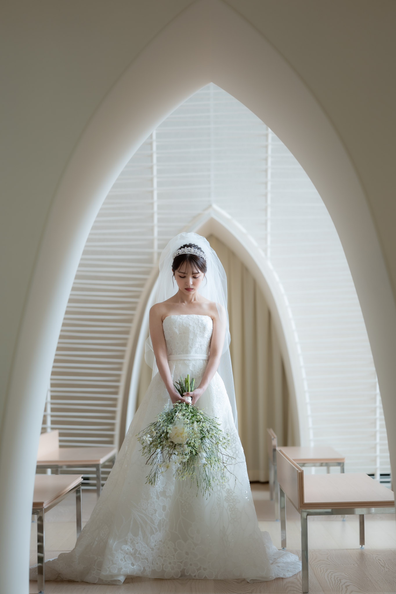 パレスホテル東京のチャペルでエリーサーブブライダルのウェディングドレスを纏って行う前撮りレポートのご紹介