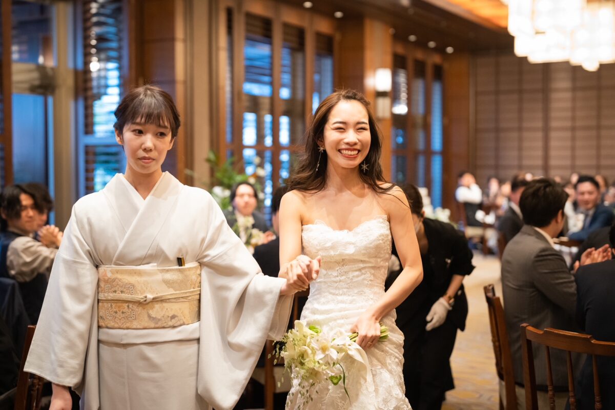 お色直しへ向けてお姉様と中座されるご新婦様