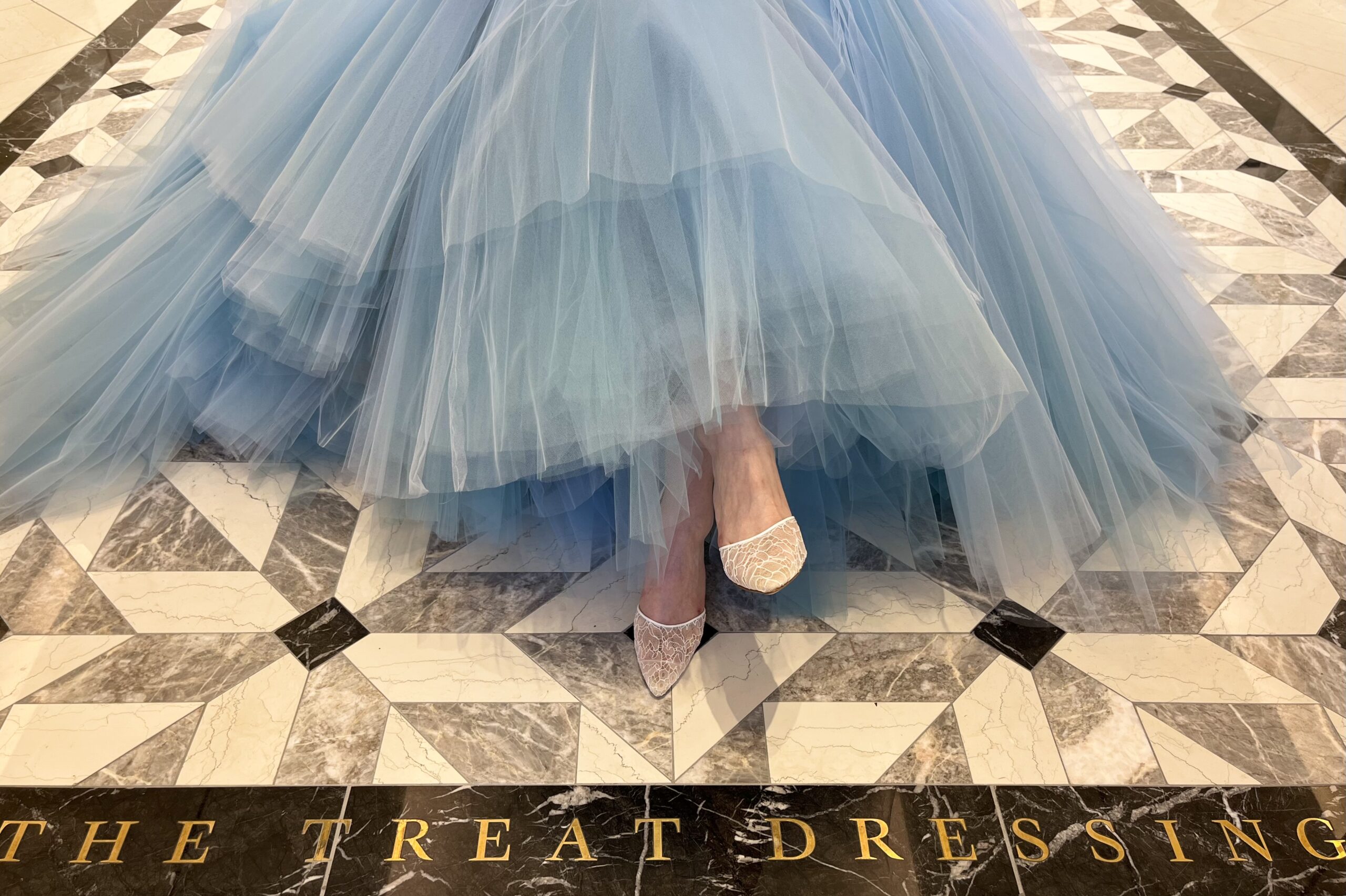 トリートドレッシング神戸店でおしゃれな花嫁におすすめしたい柔らかく鮮やかなブルーのカラードレスに合う足元のシューズまでこだわったコーディネートをご提案いたします。