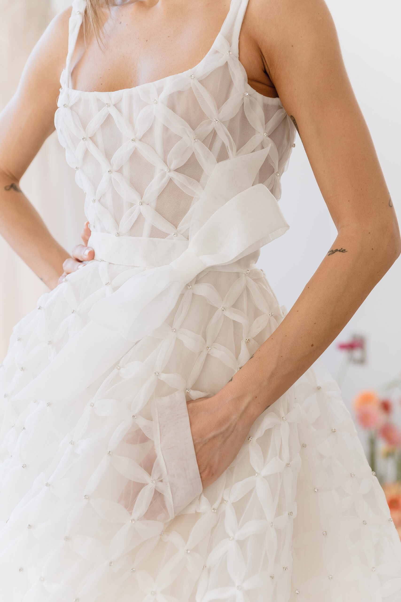 ウェディングトレンドの中でも最も勢いのある中東ブランドリズマルチネスでは、トレンドのスクエアネックラインにリボンが映えるお洒落なウェディングドレスが印象的でした