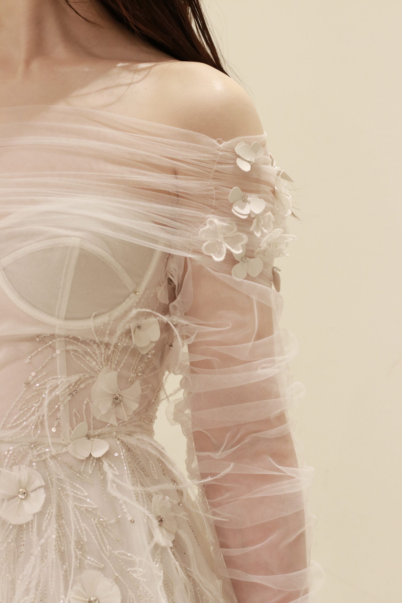 トリートドレッシングよりビジューと3Dフラワーのモチーフとフェザーの装飾がきれいな新作ウェディングドレスのご紹介