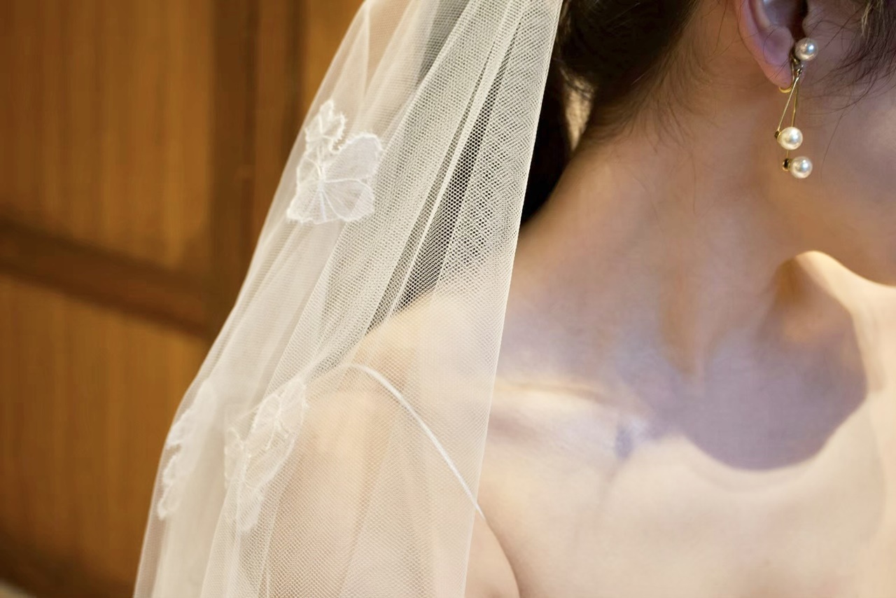 ジェニファー ベアのレンタルのパールモチーフのイヤリングは、クラシックかつカジュアルなウェディングドレススタイルにもぴったり