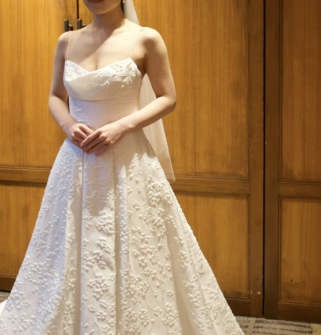 トレンドのキャミソールストラップのAラインのウェディングドレスは、桜の花柄のジャガード素材がモダンな、おしゃれな一着