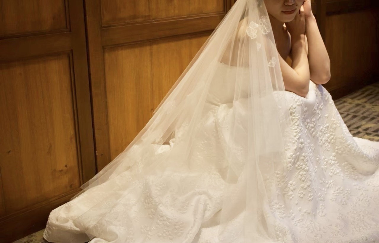 たっぷりと広がるボリュームが華やかなレラ ローズの新作ウェディングドレスは、木目調のシックなWITH THE STYLEの雰囲気にマッチします