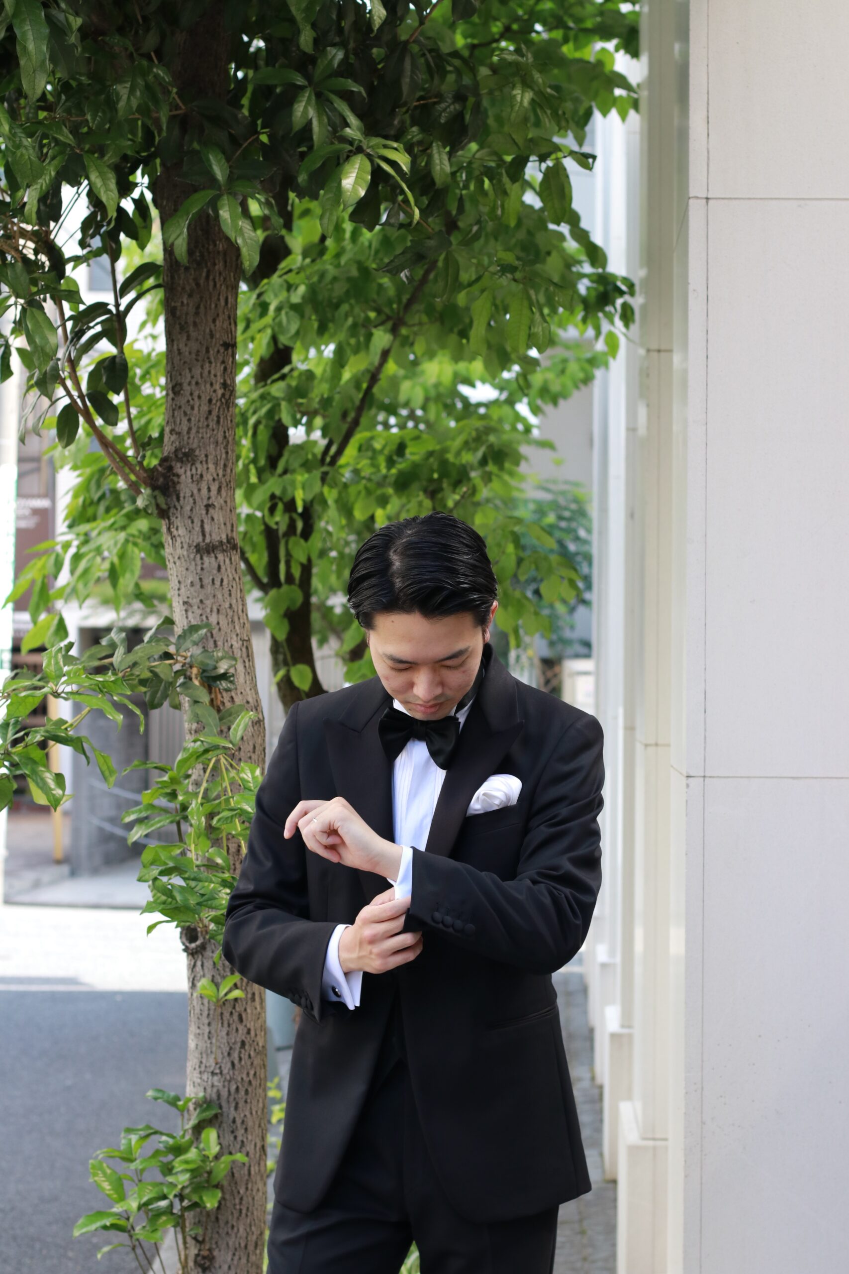 ザトリートドレッシングでご新郎様に人気のハンドレッドハンズのプリーツシャツとフォーマルなタキシードのコーディネート