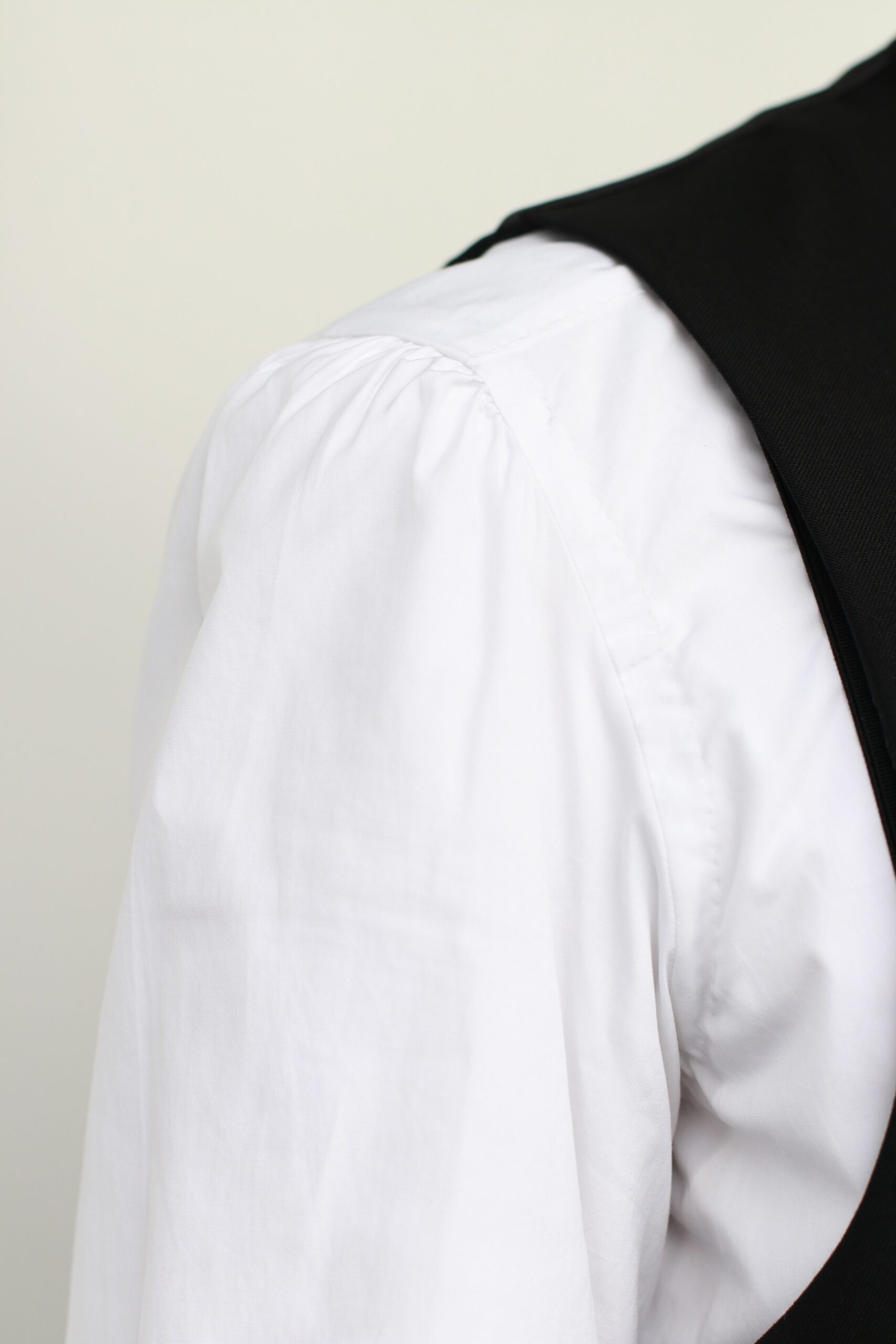 ハンドレッドハンズのフォーマルなプリーツシャツはハンドメイドで細かい部分までこだわられておりクラシカルで正式なタキシードの装いにおすすめです