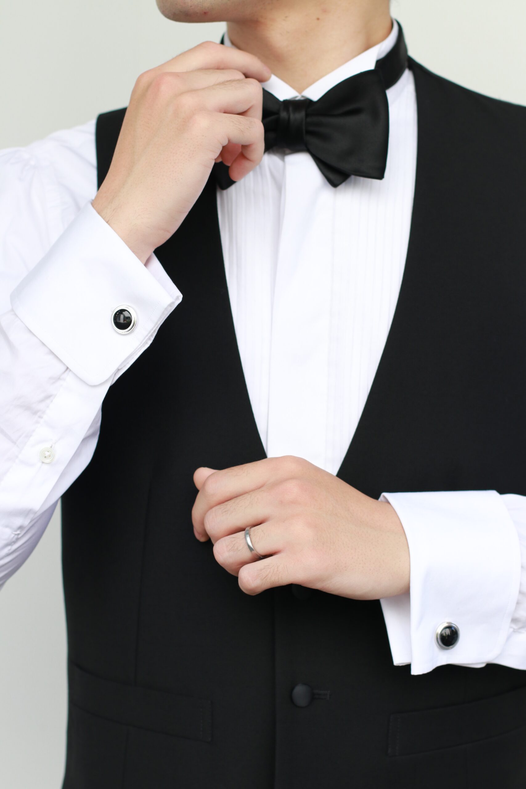 ザトリートドレッシングでご新郎様に人気のハンドレッドハンズのプリーツシャツとフォーマルなタキシードのコーディネート