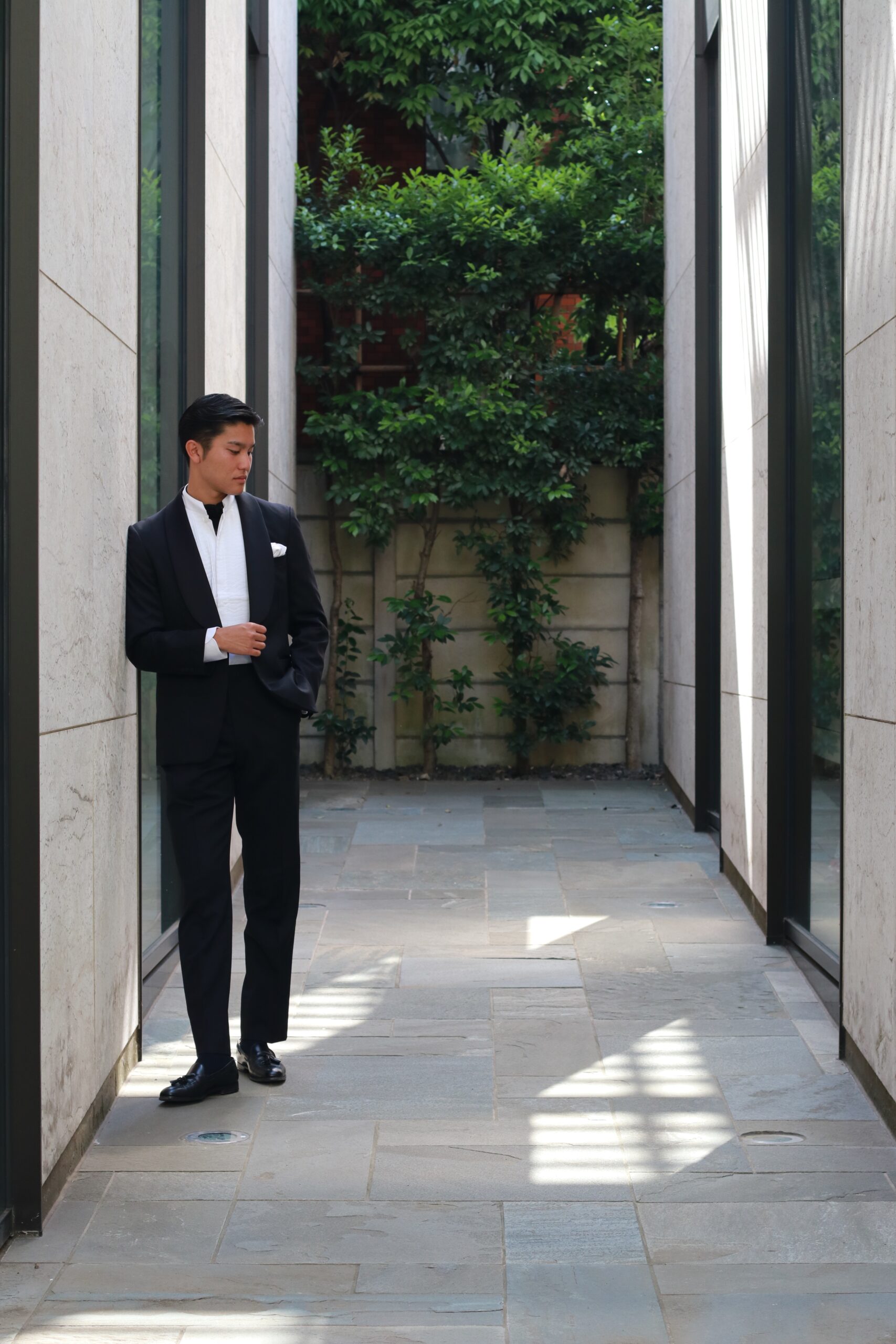 ザトリートドレッシングのフォーマルなブラックタキシードとブリエンヌパリディスのプリーツシャツのご新郎様におすすめのコーディネート