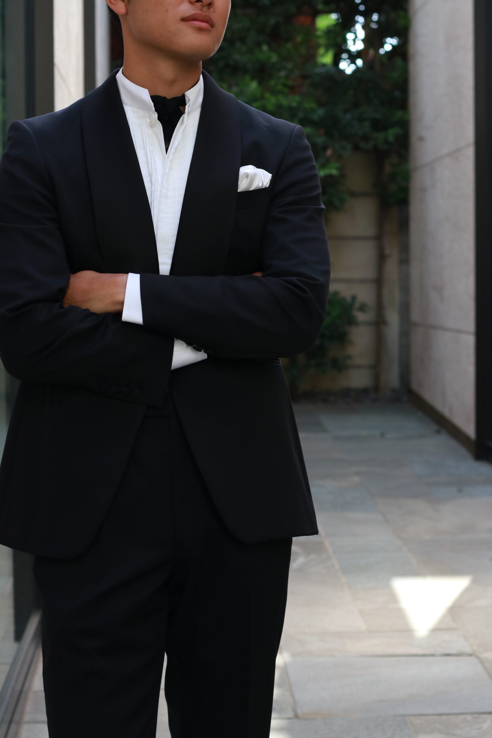ザトリートドレッシングのフォーマルなブラックタキシードとブリエンヌパリディスのプリーツシャツのご新郎様におすすめのコーディネート