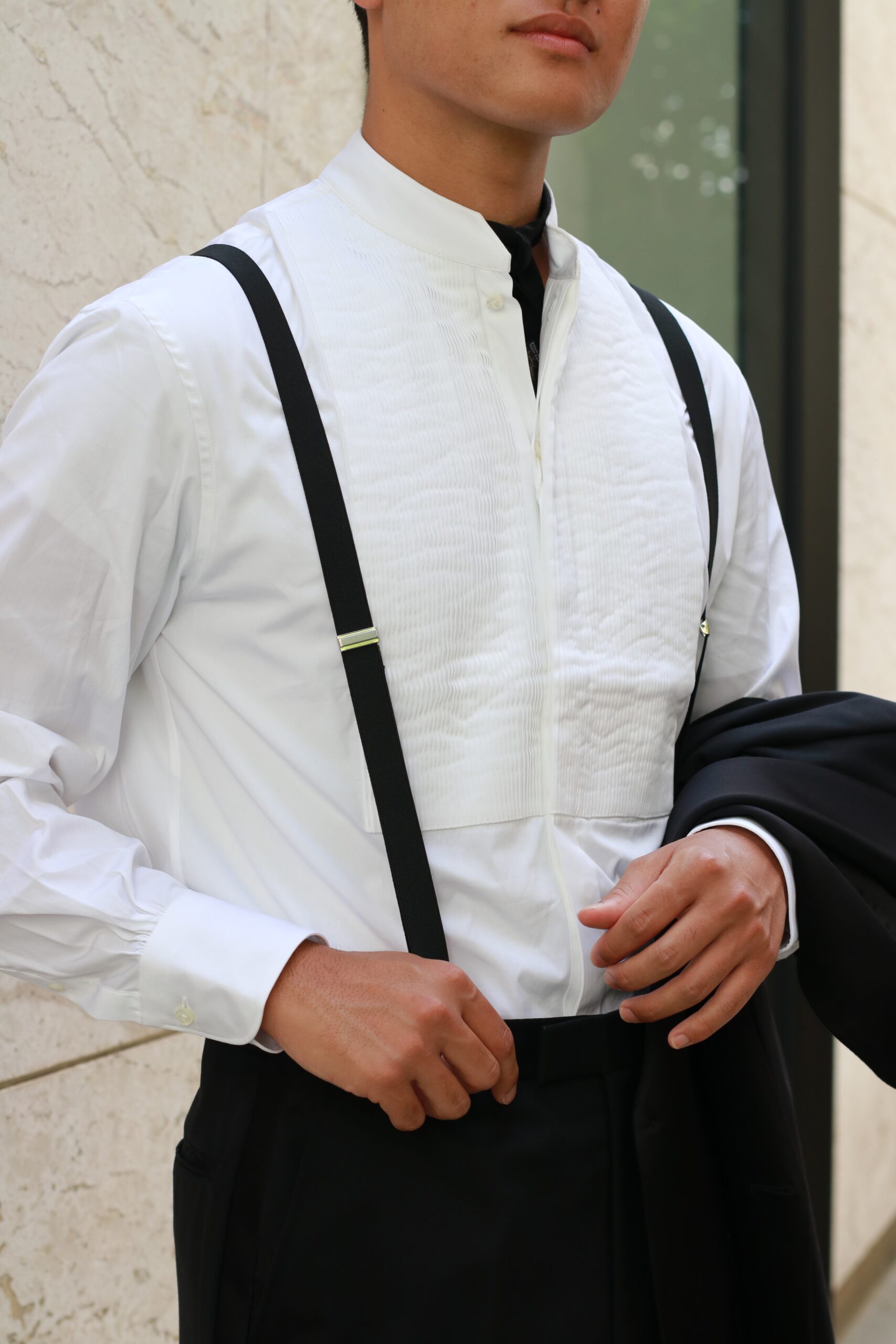 ザトリートドレッシングで人気のブリエンヌパリディスのホワイトのプリーツシャツはフォーマル感とお洒落さのどちらの印象も与えるシャツです