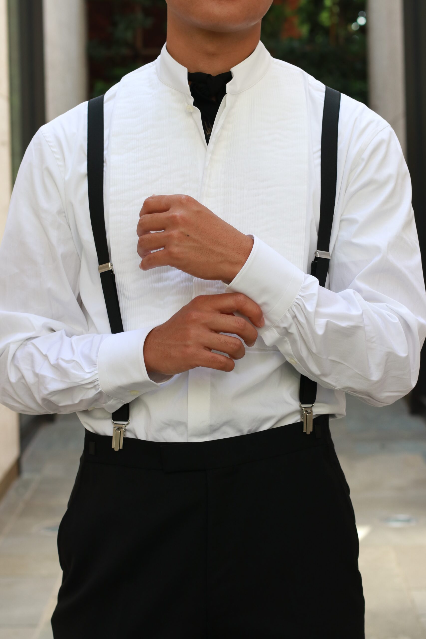 THETREATDRESSINGでおしゃれなご新郎様に人気のブリエンヌパリディスのプリーツシャツとタキシードのコーディネート