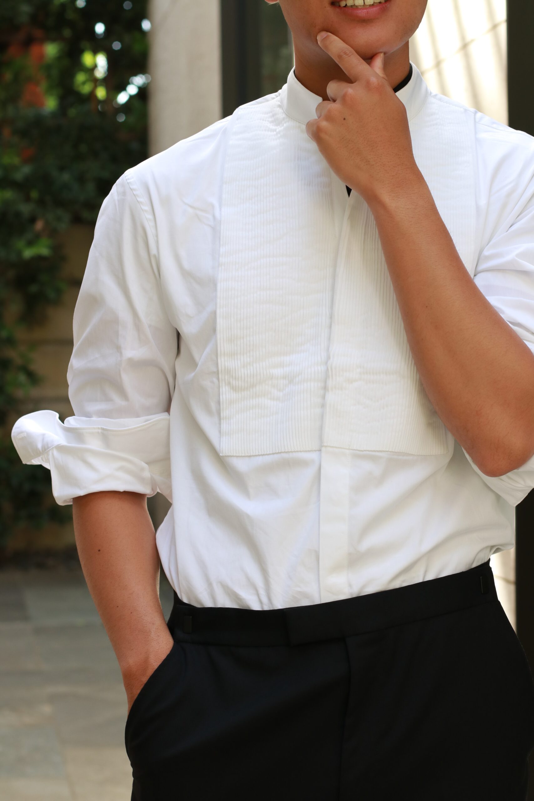 ザトリートドレッシングでご新郎様に人気のブリエンヌパリディスのプリーツシャツとブラックのタキシードのコーディネートはアットホームでおしゃれな結婚式におすすめです