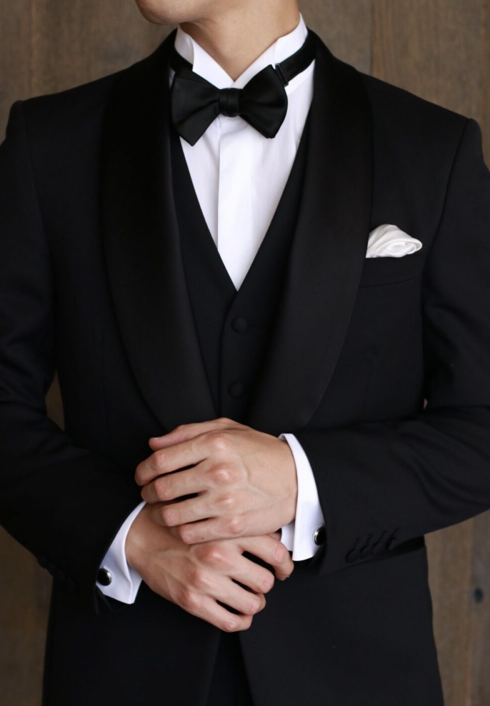 結婚式でタキシードをお召しになるご新郎様にザトリートドレッシングからおすすめのシャツのご紹介