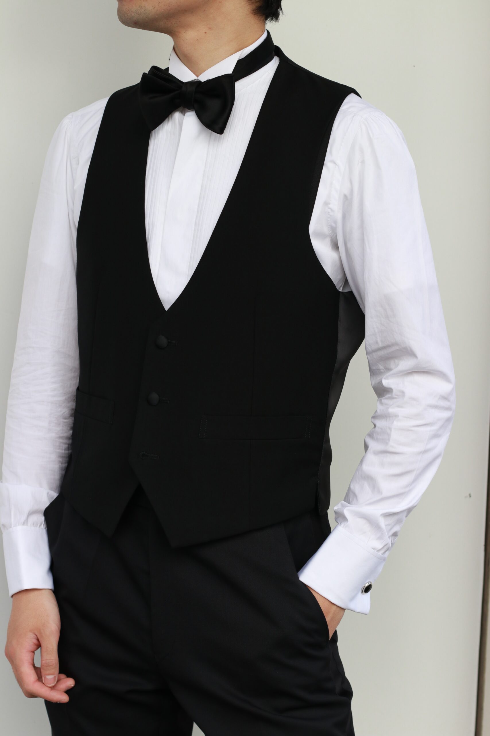 ご新郎様のブラックタキシードにはTHETREAT DRESSINGで人気のハンドレッドハンズのプリーツシャツがおすすめです