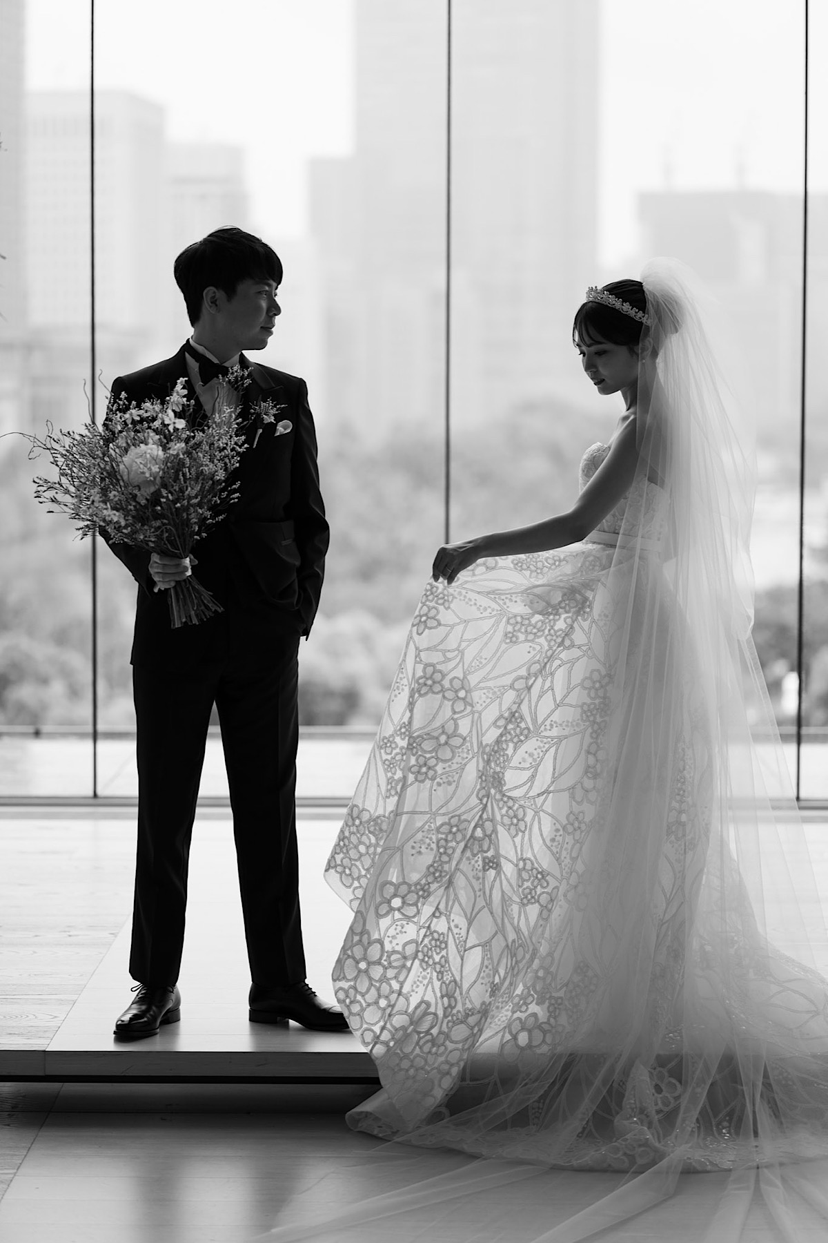 ザトリートドレッシングでお取り扱いしているELIESAABBRIDALの総レースのウェディングドレスを纏ったパレスホテル東京の前撮りのご紹介