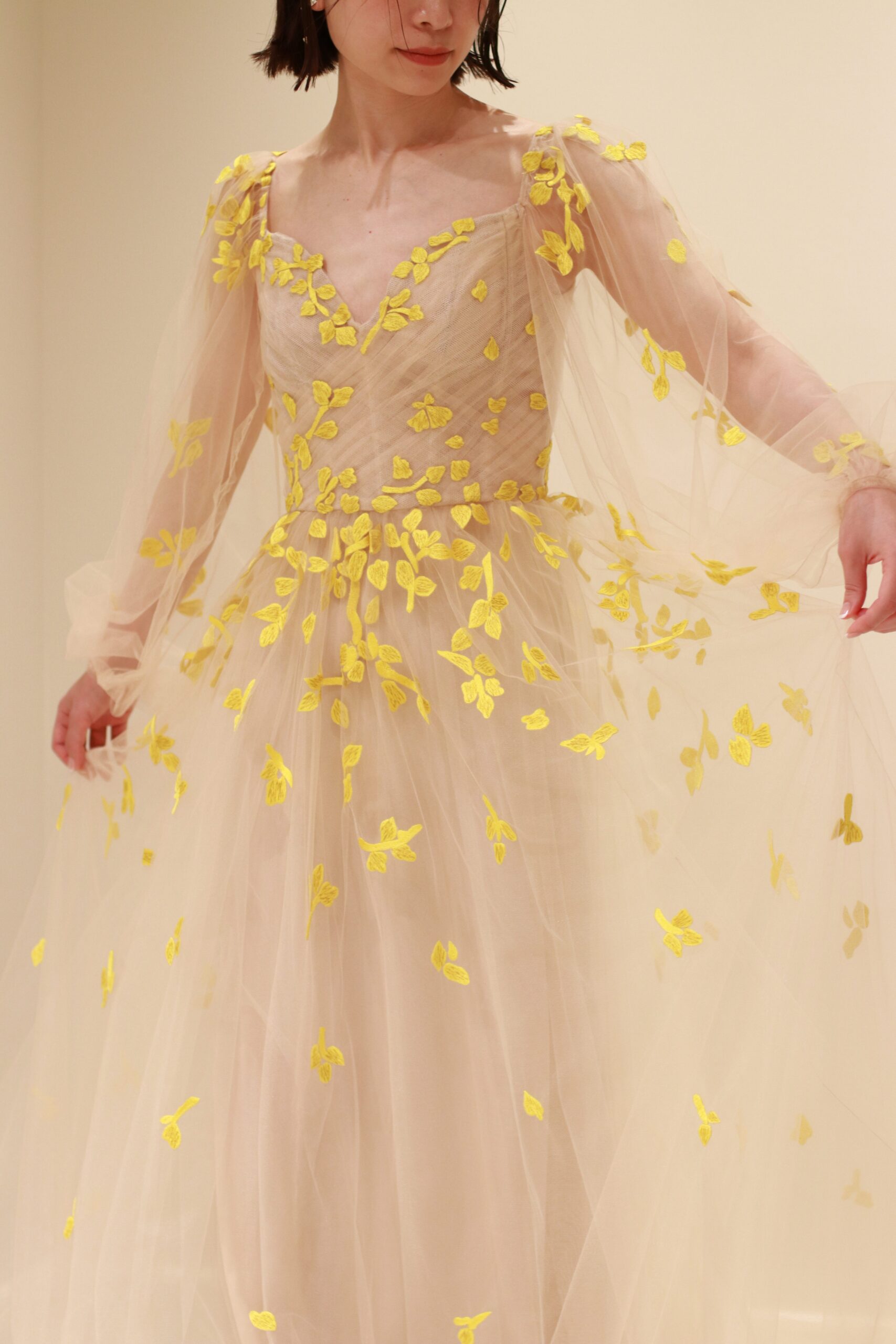 ブライダル業界のトレンドを作るブライダルブランド、モニークルイリエより春夏のコレクションから鮮やかなイエローのカラードレスがザトリートドレッシンアディション店に届きました。