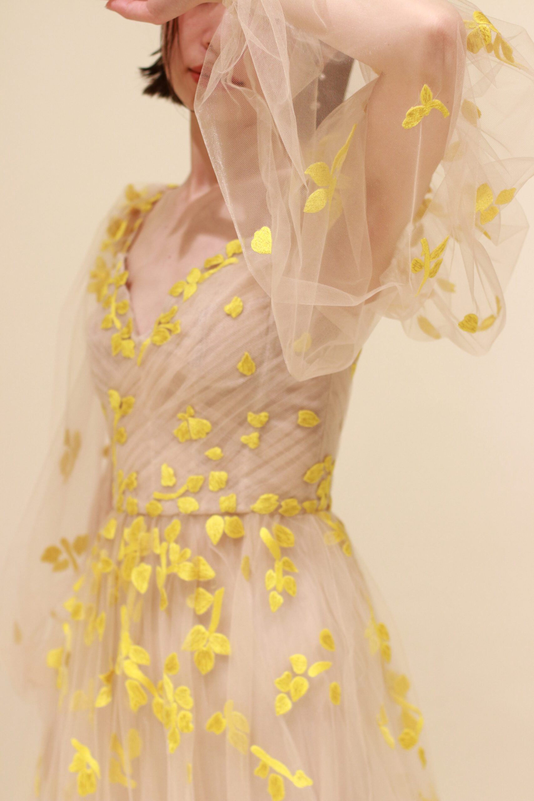 トリートドレッシングにて長年大切にお取り扱いをするモニークルイリエよりこの春届いた新作のイエローのカラードレスをご紹介いたします。