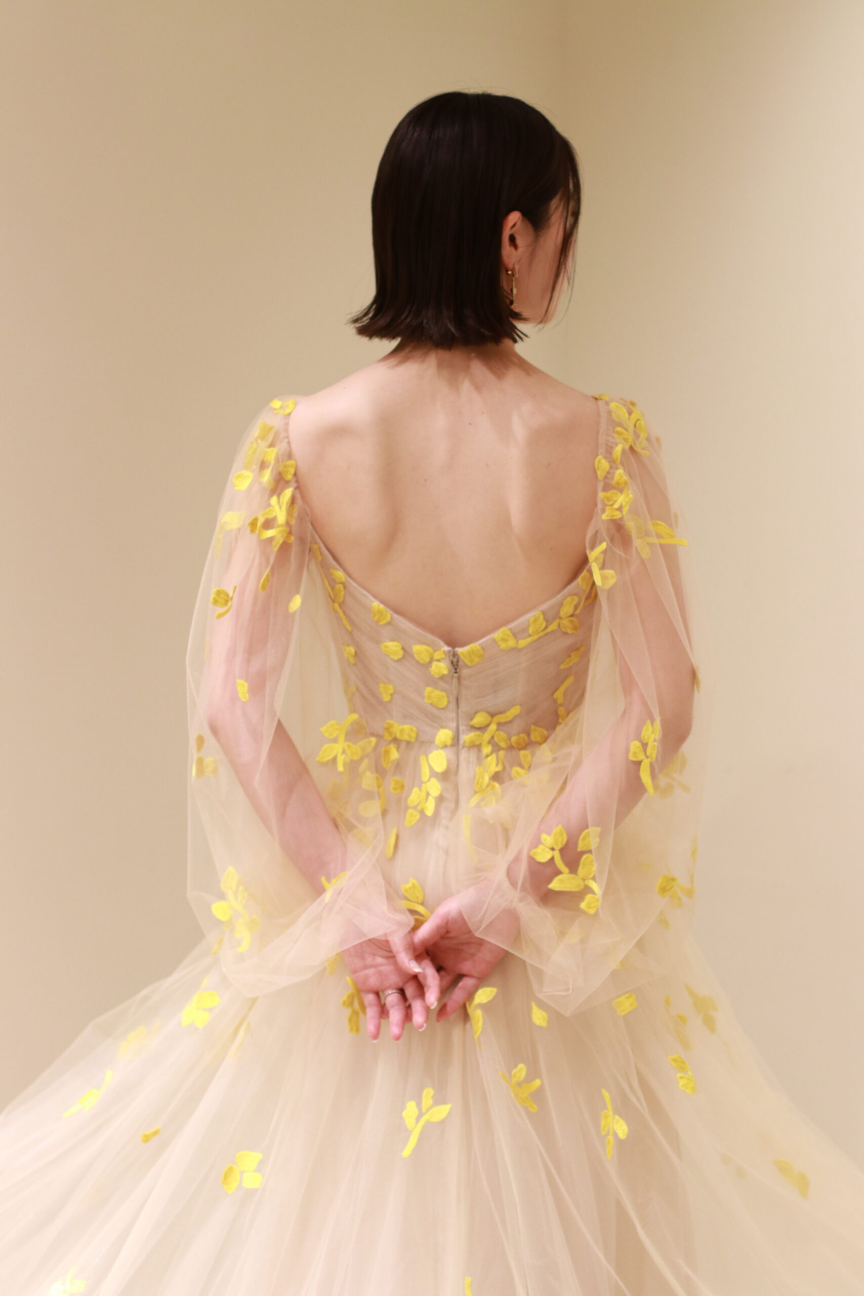 THE TREAT DRESSING ADDITION店ザ トリートドレッシング アディション店で人気のモニークルイリエよりパフスリーブが印象的なイエローの新作のカラードレスが入荷しました。