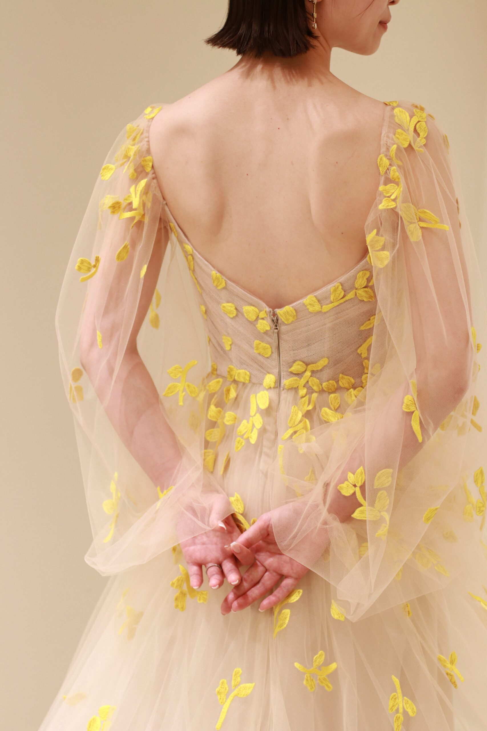 THE TREAT DRESSING ADDITION店ザ トリートドレッシング アディション店で人気のモニークルイリエよりパフスリーブが印象的なイエローの新作のカラードレスが入荷しました。