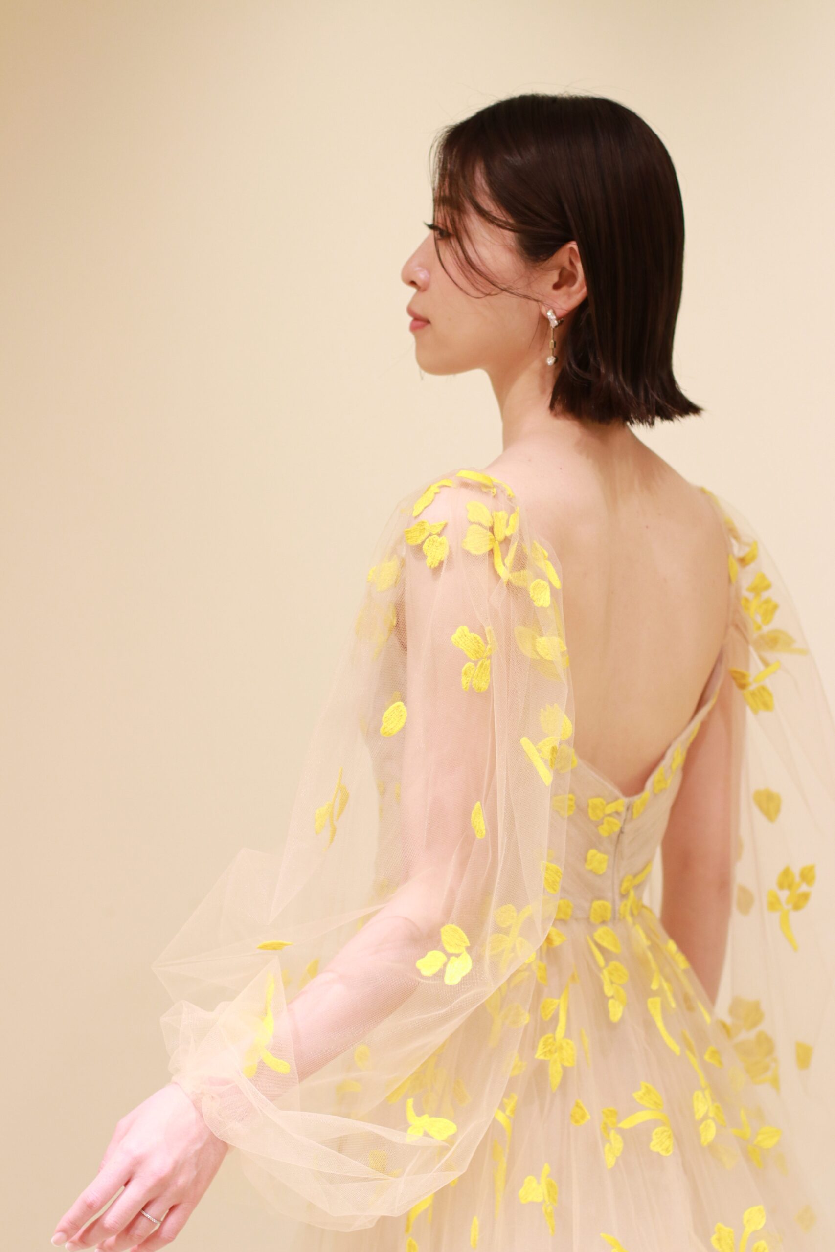 ザトリートドレッシングにて長年大切にお取り扱いするモニークルイリエのシグネチャーでロングパフスリーブは女性らしいシルエットを引き立て、可憐でロマンチックなお色直しのスタイルを完成させます。