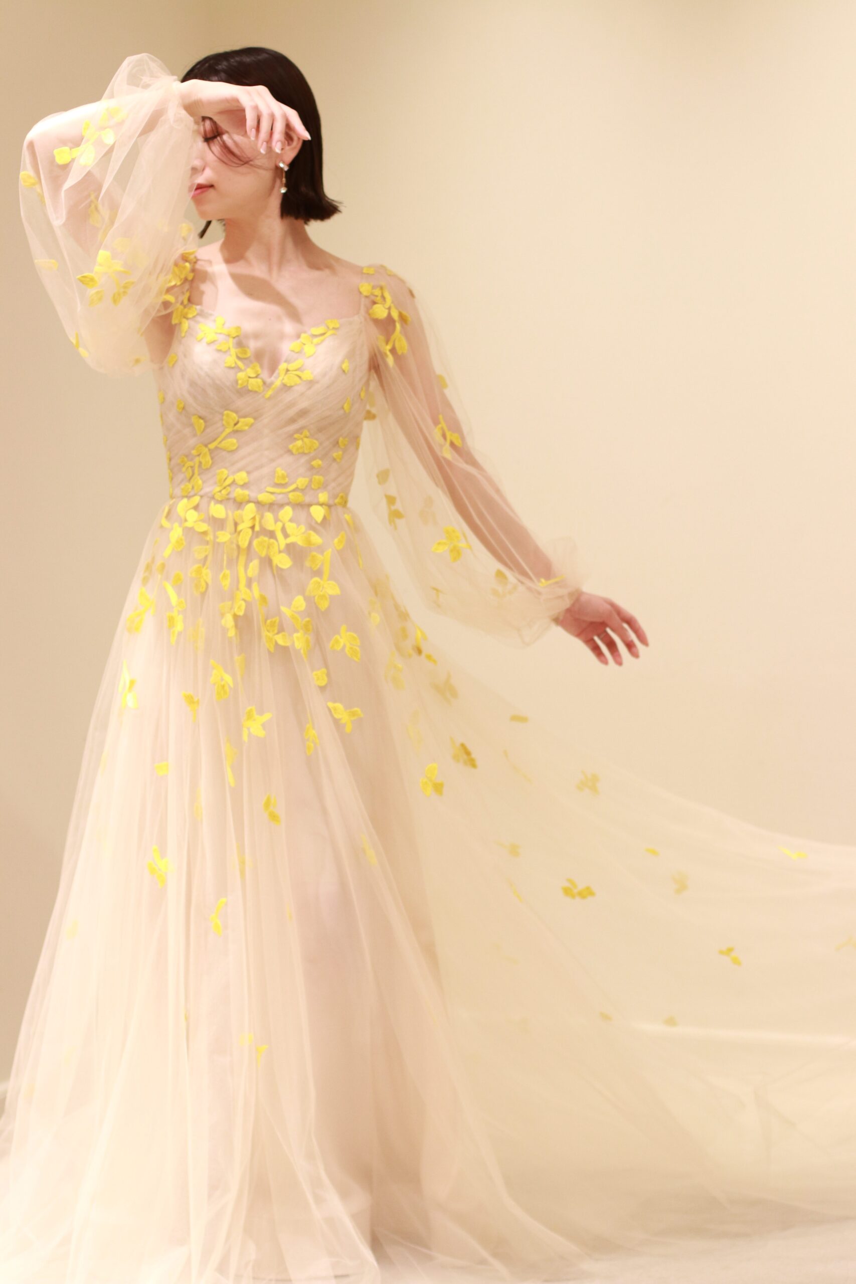 トリートドレッシングで圧倒的な人気を誇るモニークルイリエ。そんなモニークルイリエよりこの春入荷した新作のカラードレスをご紹介いたします。