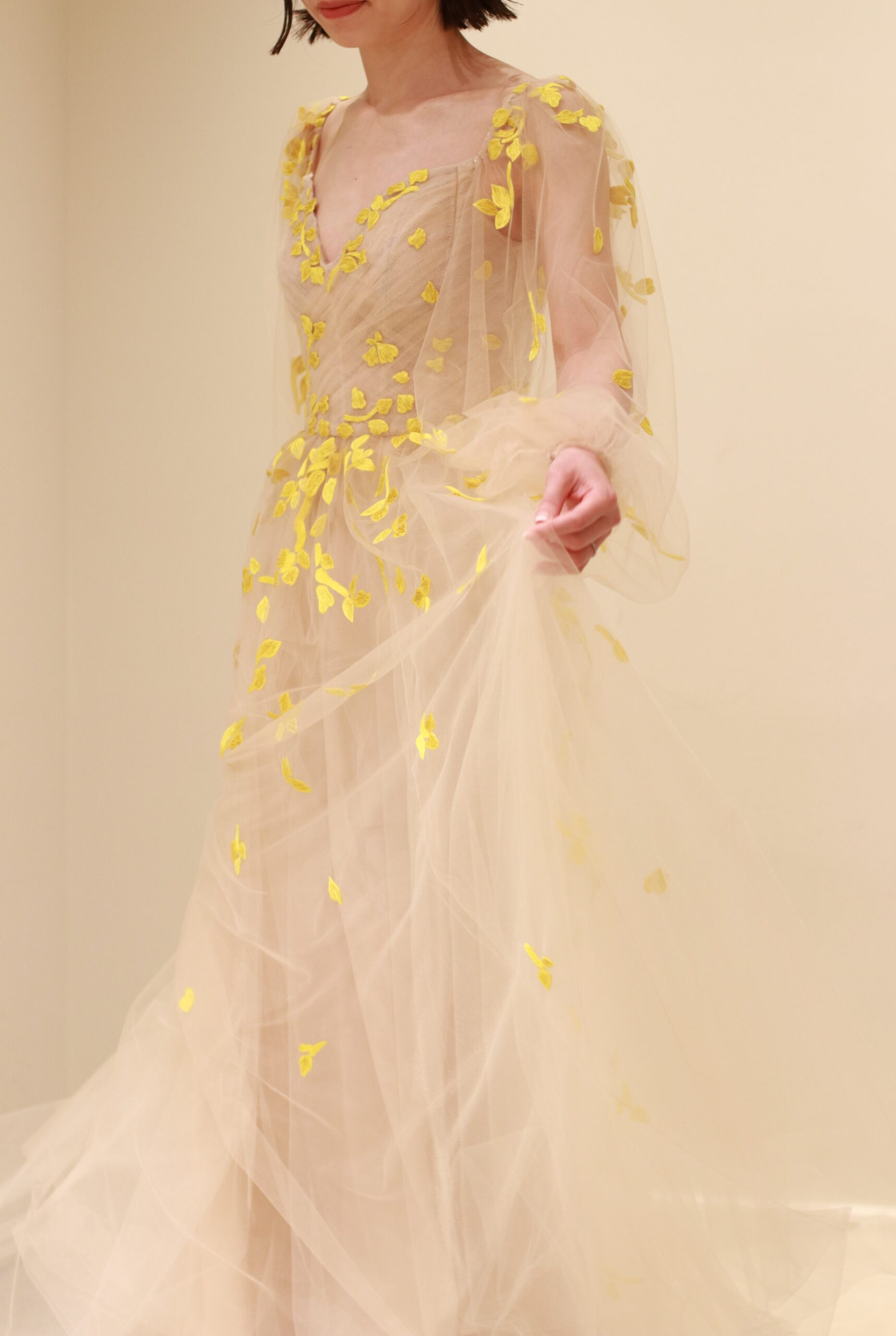 東京の人気ショップ、ザトリートドレッシングアディション店では女性心をくすぐるカラードレスを数多く取り揃えております。