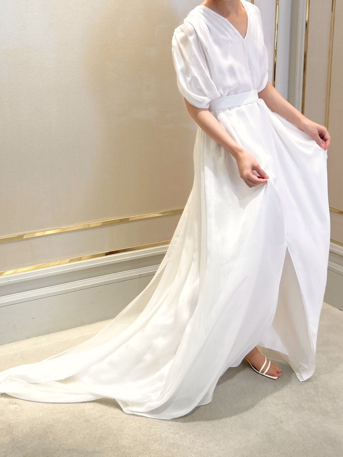 ザ トリート ドレッシング大阪店よりご紹介するスレンダーラインのウェディングドレス