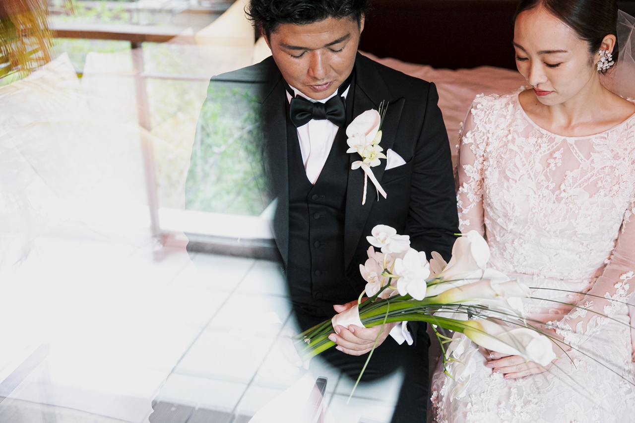 ザ トリート ドレッシング福岡店の提携であるウィズ ザ スタイルで叶えるアットホームで心あたたまる結婚式には、リーム アクラのレースとビーディングが美しいソフトマーメイドのウェディングドレスが華やかに映えます