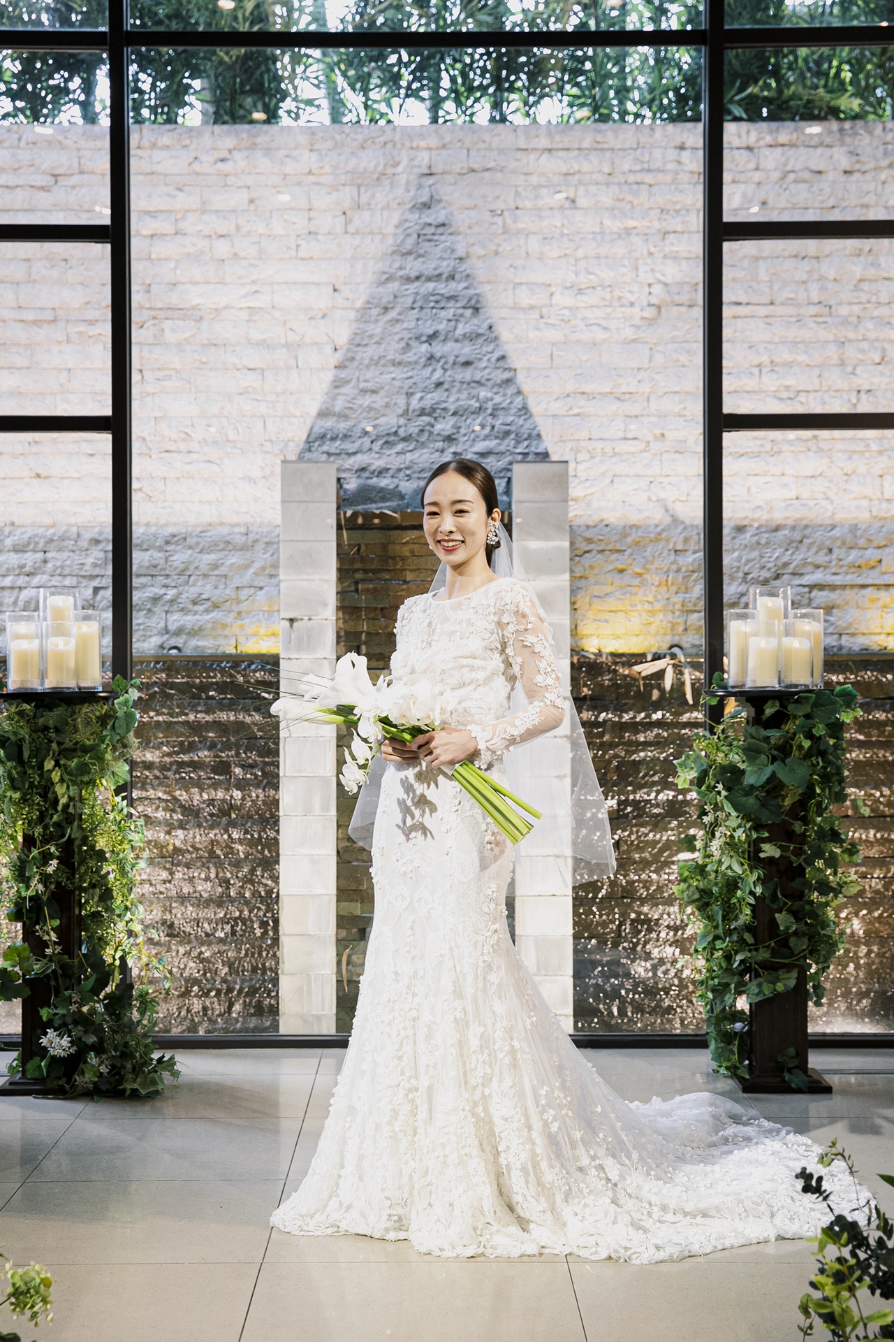 WITH THE STYLEの洗練された雰囲気を持つチャペルでお召しいただくのはReem Acraのソフトマーメードドレスです