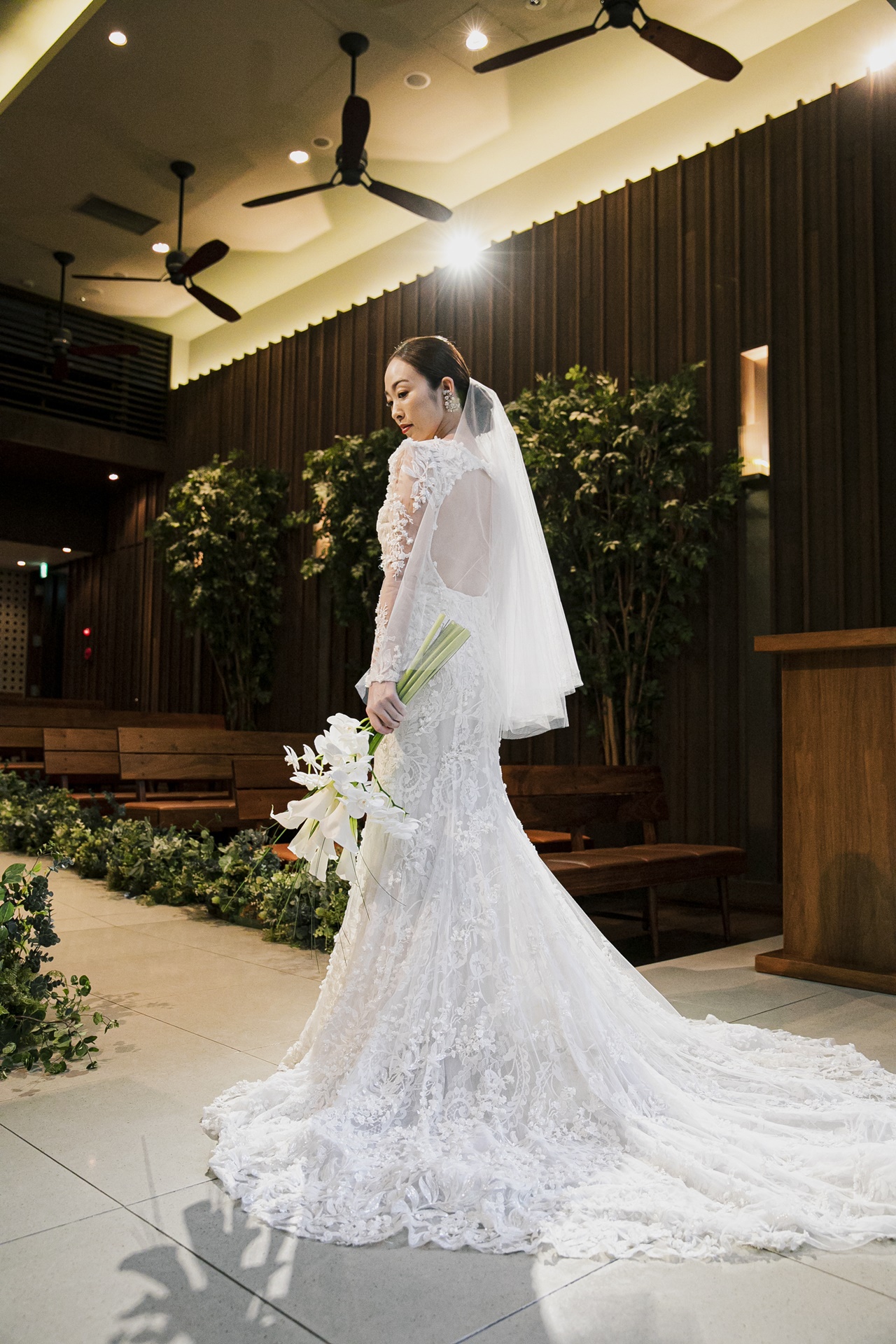 凛とした雰囲気を持つ新婦様にとって運命の一着はリーム アクラのソフトマーメードのウェディングドレスです