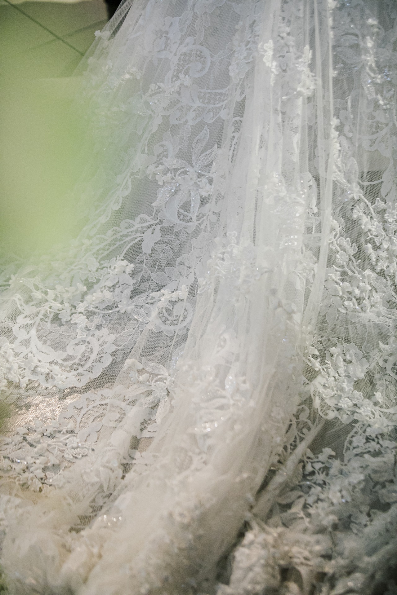 トリート ドレッシングのメインブランドでもあるリーム アクラはトレーンの先まで華やかな刺繍とビーディングが施されています