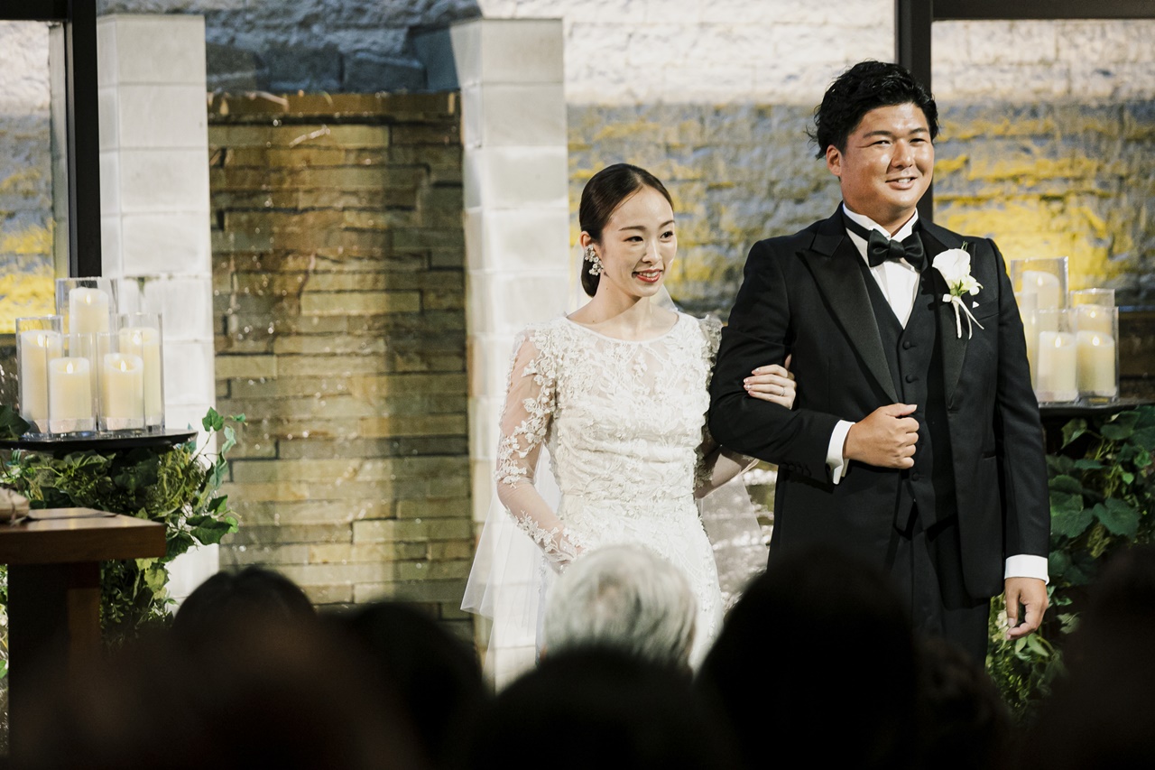 木と緑の温もりを感じるWITH THE STYLEのチャペルで総レースのウエディングドレスがよりロマンティックな雰囲気を醸し出します